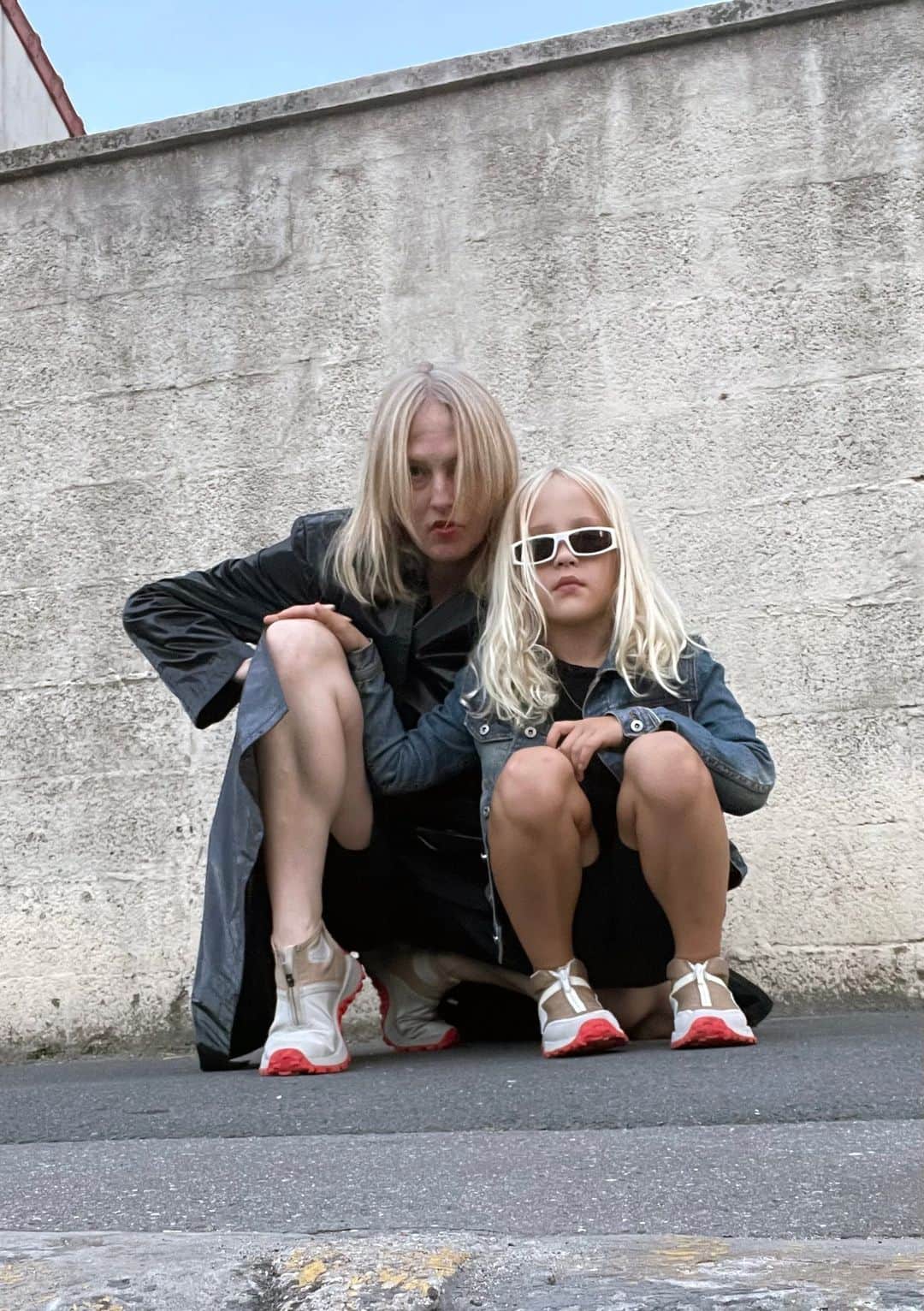 カンペールのインスタグラム：「Beyoncé + Blue Ivy. Madonna + Lourdes. What are your thoughts on mother/daughter mini me-ing?​  #campershoes #MiniMe」