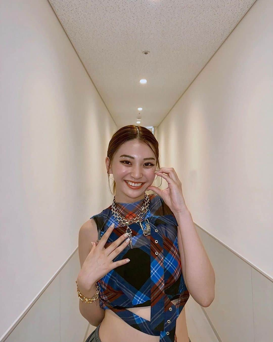 金谷鞠杏さんのインスタグラム写真 - (金谷鞠杏Instagram)「ーーーーーーーーーーーーーー First Fun Club Tour 〜GENImeeting 2023 FFF〜 ありがとうございました！！  楽しんでいただけましたか？ 国王になってから初のFC tour🫶🏻 とっても幸せな空間でした。  全てのGENIminに感謝です。 いつもありがとうございます！  そして今回の衣装は、 ずっとやりたかったロンドンテイスト🇬🇧 メンバーも気に入ってくれてました！ イメージをいつも最高の形にしてくださる @taiji_tj さん、 ありがとうございます！ ヘアメイクはダイスキな @akari.hosoe さん💄  引き続き国王として、 今までのFCではやって来なかったことを たくさん形にしていきますので、 お楽しみにっ♡  次は2024 TOURでお会いしましょう！  #GENIC #GENICnation #Queen」11月27日 0時02分 - mariannu_official