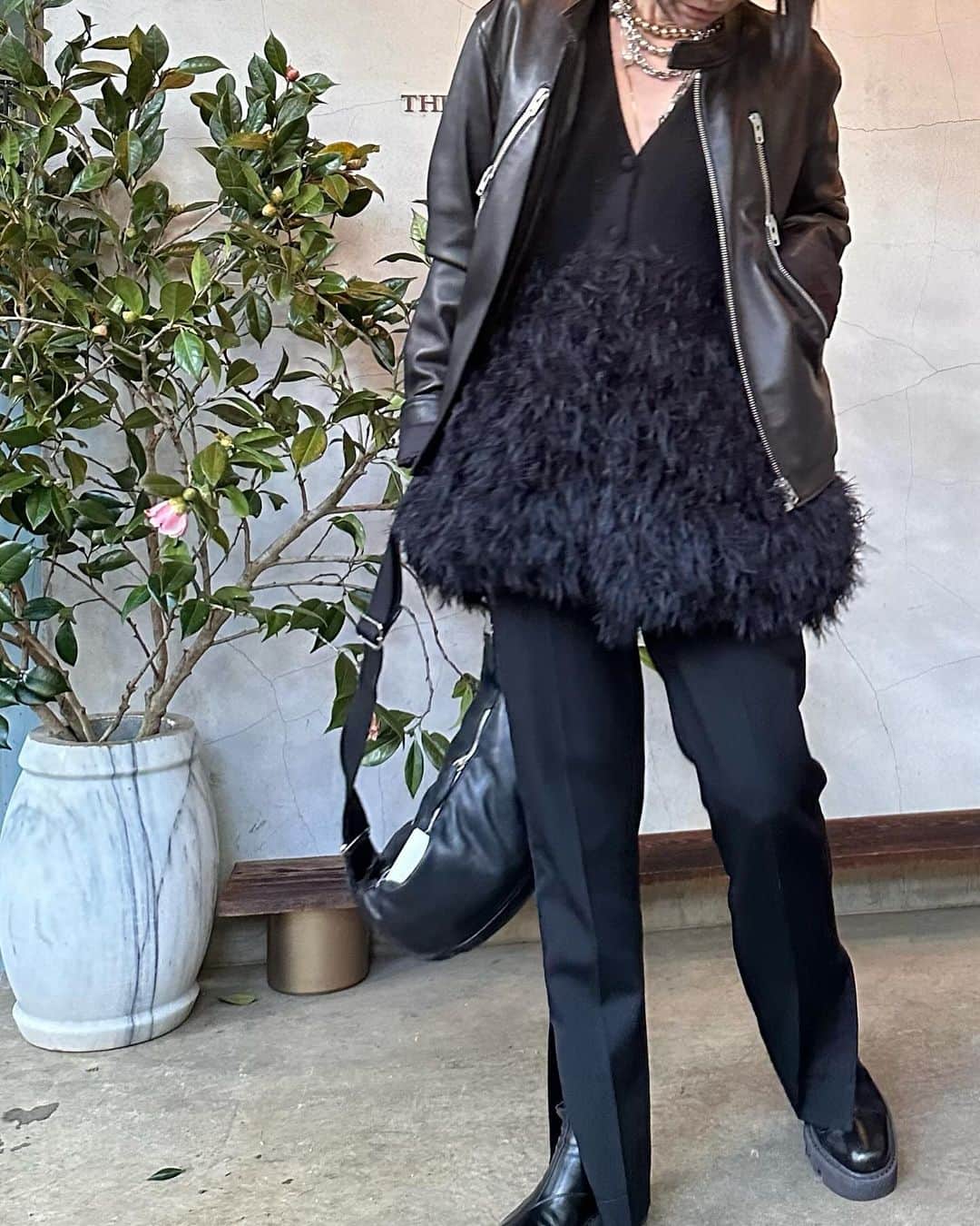 白幡啓のインスタグラム：「開運ランチに選んだお洋服は styling/のニットにマルジェラのライダース😊 パンツはスッキリシルエットが目新しい ジャクムスで❤️❤️  来年のitカラーの赤をバッチリ選んできていたケティは流石🤩  原宿での営業が年末までとなった @restaurant_eatrip での開運ランチも 最高に美味しかったなぁ💓 この何かにバリアされているような空間を いつもとても素敵にアレンジしていくゆりちゃんに期待❤️ きっとまた素敵すぎるお店がどこかで始まるかも？と思うとワクワクしちゃうな🥰  青木くんの2024年のお話しも いつもとても面白くて、来年普通の生活の中で 幾度となくあの優しい声がこだまする場面に 遭遇するのは実証済なので どんなタイミングでくるか？たのしみだなぁ🥰」