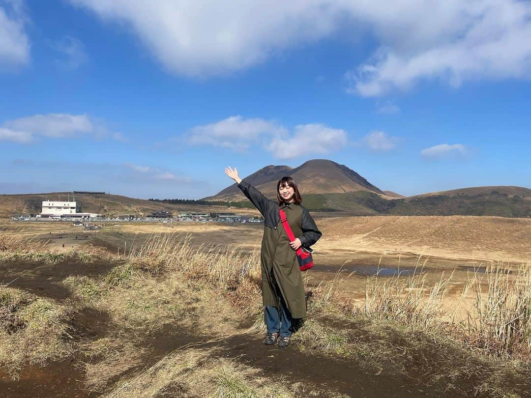 渡辺梨夏子さんのインスタグラム写真 - (渡辺梨夏子Instagram)「一気に冬が来ちゃった感じでカラダが追いつきませんね☃️体調だけは崩さないように、今年もあと1ヶ月ちょっとを駆け抜けたいと思います。先週弾丸で行った熊本が楽しくて（この日ぽかぽかだったし！）回りきれない場所も沢山あったから、またいつかのんびり遊びにいきたい場所のひとつになりました⛰✨  #週末記録#記憶の記録 #九州#たびめも #熊本#熊本旅 #阿蘇#阿蘇山#草千里  #熊本グルメ #馬刺し#五郎八」11月27日 0時18分 - riiiico462