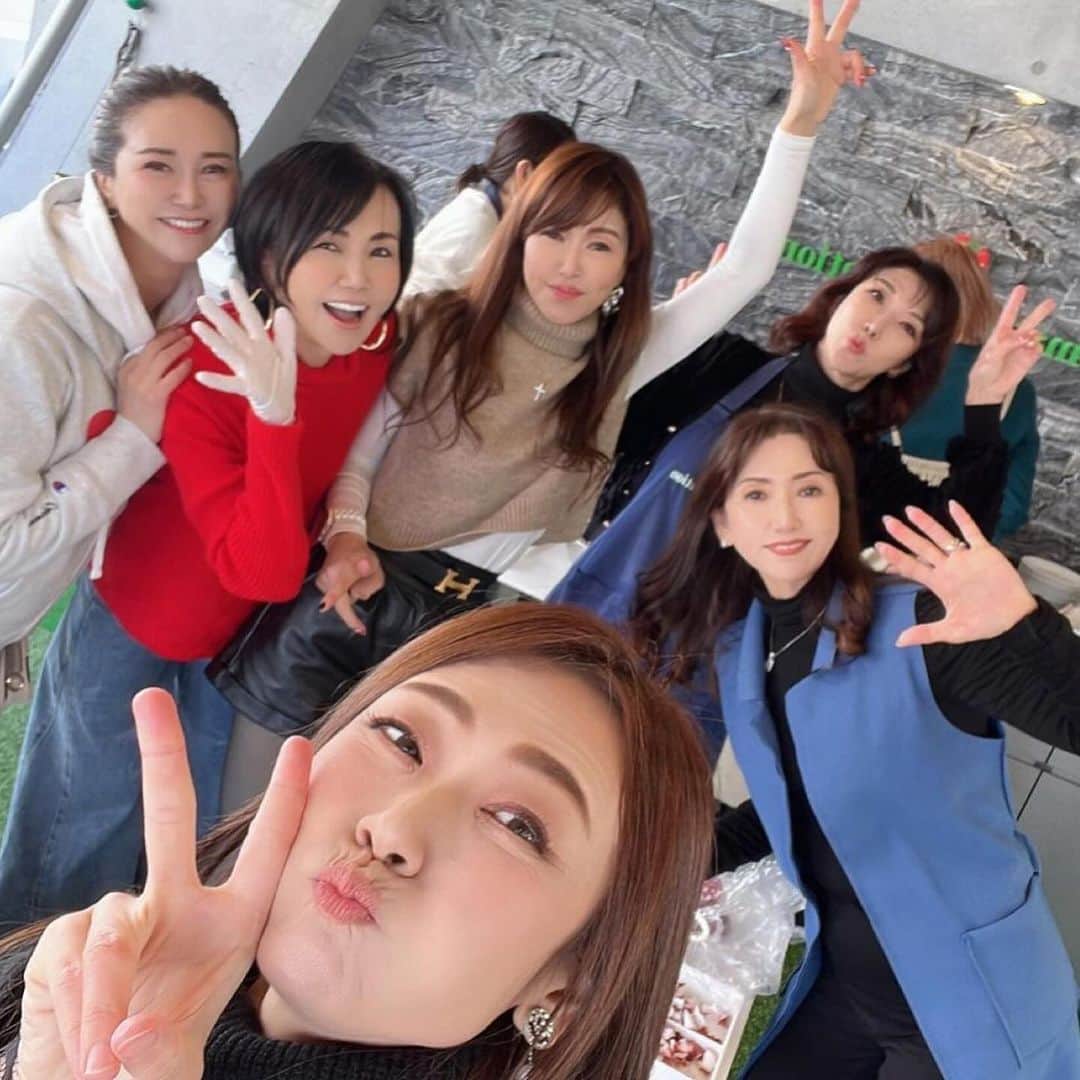 石津香織さんのインスタグラム写真 - (石津香織Instagram)「. 週末寒くて お気に入りの 赤のセーターで タコパーティーに、 お出かけლ◕ิ‿◕ิლ @shein_japan  @sheinofficial  商品番号 20746639 6074円♥️  ふわふわ むちゃくちゃ暖かい❤️  最近 @shein_japan から 日本人の体型に あう新しいブランド FRIFULが登場😊♥️😊  ブルーの メッシュスカート 1500円 商品番号26566684  むちゃくちゃオシャレ😊  #SHEIN #FRIFUL #SHEINコーデ #FRIFULコーデ #BeSHEINモデル #PR #SHEINコーデ #SHEIN購入品 #秋コーデ  #購入品紹介」11月27日 0時12分 - kaori.ishizu
