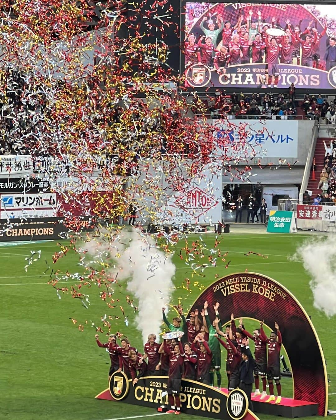 urakoさんのインスタグラム写真 - (urakoInstagram)「. @visselkobe  ⚽️🏆🥇🔥🏟️ . . ホームでのJ1初優勝🏆⚽️ . 優勝が決まった瞬間は 感動と興奮とまらず 何度か泣いた🥺🫶 . . 子供達もずっと真剣に試合を観ていて かっこいい選手達の姿に憧れてました🫶 . . 素晴らしい景色を見せてもらい 沢山の感動をありがとうございました🥺✨ まだまだ余韻に浸ってます💓 . . #visselkobe  #ヴィッセル神戸」11月27日 0時14分 - urako0618