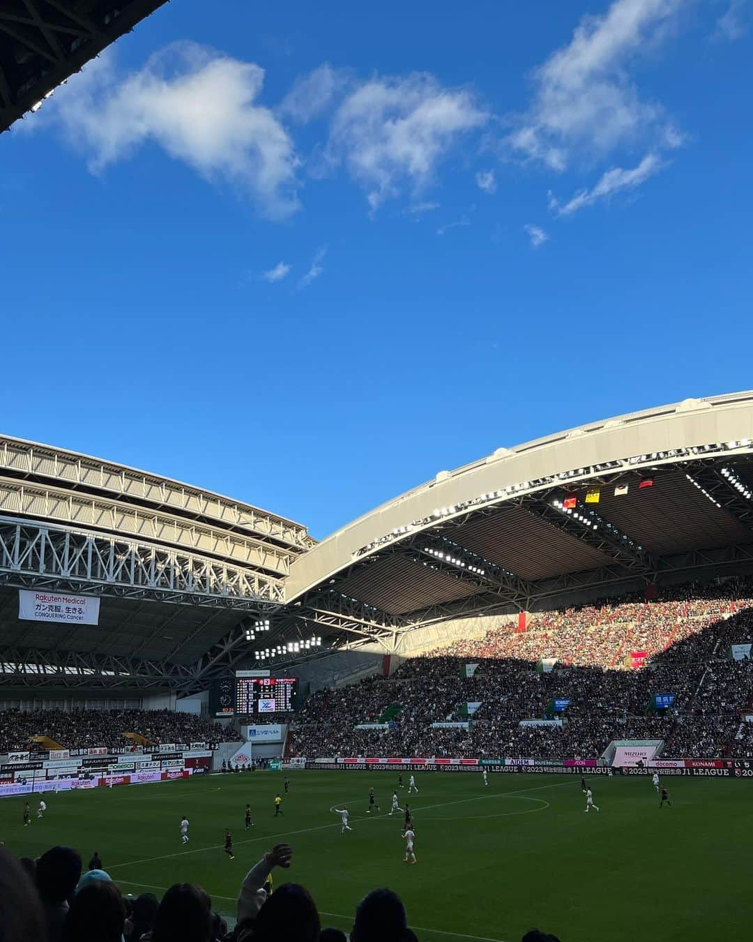 urakoさんのインスタグラム写真 - (urakoInstagram)「. @visselkobe  ⚽️🏆🥇🔥🏟️ . . ホームでのJ1初優勝🏆⚽️ . 優勝が決まった瞬間は 感動と興奮とまらず 何度か泣いた🥺🫶 . . 子供達もずっと真剣に試合を観ていて かっこいい選手達の姿に憧れてました🫶 . . 素晴らしい景色を見せてもらい 沢山の感動をありがとうございました🥺✨ まだまだ余韻に浸ってます💓 . . #visselkobe  #ヴィッセル神戸」11月27日 0時14分 - urako0618