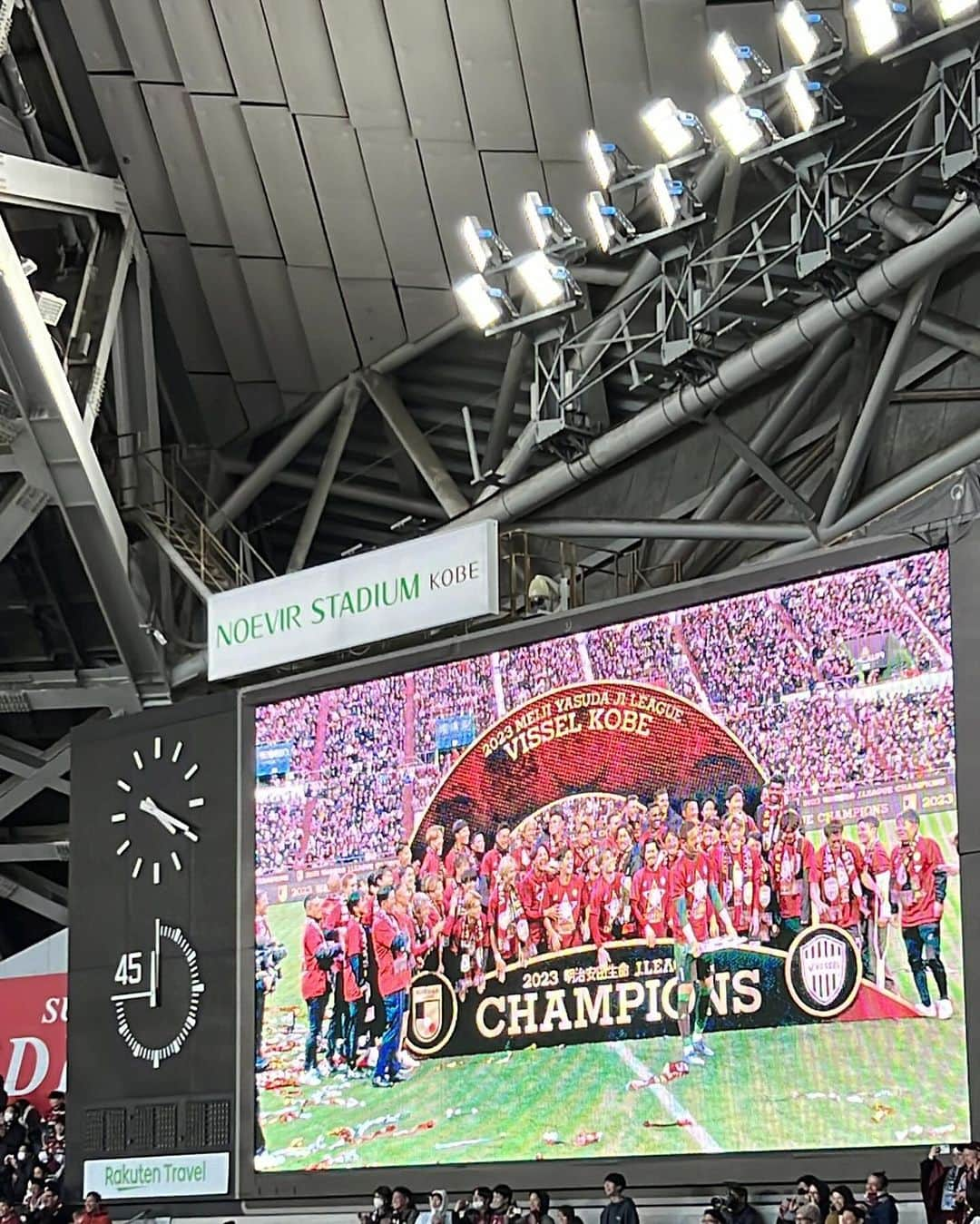 urakoさんのインスタグラム写真 - (urakoInstagram)「. @visselkobe  ⚽️🏆🥇🔥🏟️ . . ホームでのJ1初優勝🏆⚽️ . 優勝が決まった瞬間は 感動と興奮とまらず 何度か泣いた🥺🫶 . . 子供達もずっと真剣に試合を観ていて かっこいい選手達の姿に憧れてました🫶 . . 素晴らしい景色を見せてもらい 沢山の感動をありがとうございました🥺✨ まだまだ余韻に浸ってます💓 . . #visselkobe  #ヴィッセル神戸」11月27日 0時14分 - urako0618