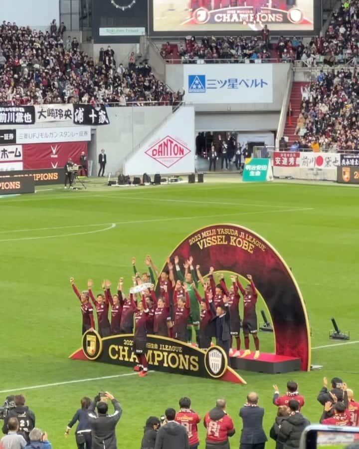 urakoのインスタグラム：「. @visselkobe  ⚽️🏆🥇🔥🏟️ . . ホームでのJ1初優勝🏆⚽️ . 優勝が決まった瞬間は 感動と興奮とまらず 何度か泣いた🥺🫶 . . 子供達もずっと真剣に試合を観ていて かっこいい選手達の姿に憧れてました🫶 . . 素晴らしい景色を見せてもらい 沢山の感動をありがとうございました🥺✨ まだまだ余韻に浸ってます💓 . . #visselkobe  #ヴィッセル神戸」