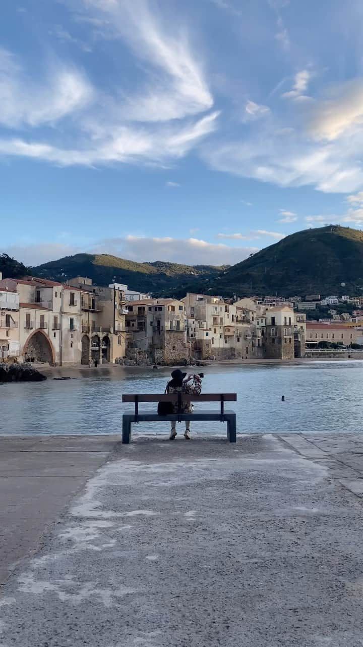 Putri Anindyaのインスタグラム：「Daydreaming in Cefalù, Sicily.   I posted this on stories but i think this moment of mine deserves to be in reels. It was just such an extraordinary feeling to be there. I love to be here in winter with less people but definitely will come back in late summertime.  Thanks for the video @capra311   #cefalù #sicilia #sicily #italy」