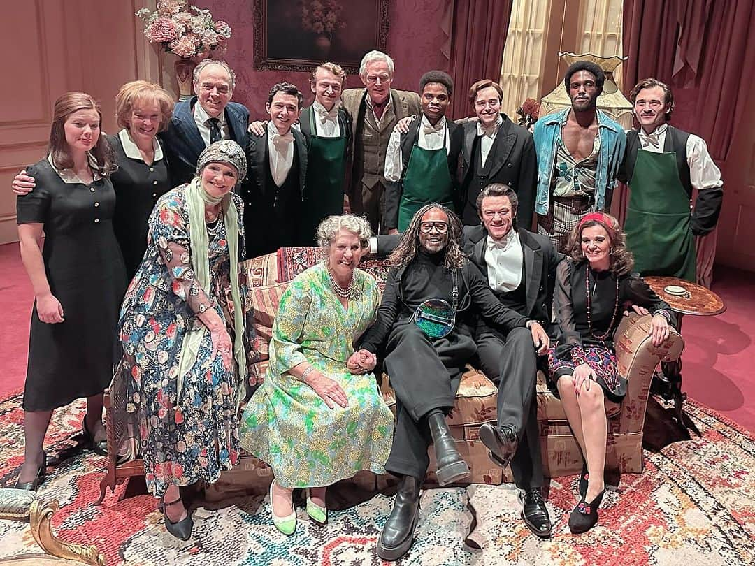 ルーク・エヴァンズのインスタグラム：「Wonderful night last night with @theebillyporter visiting the show and taking a pic with me and my fabulous cast members and then a dressing room full of my gorgeous Lisbon neighbours! Felt the love last night ❤️」