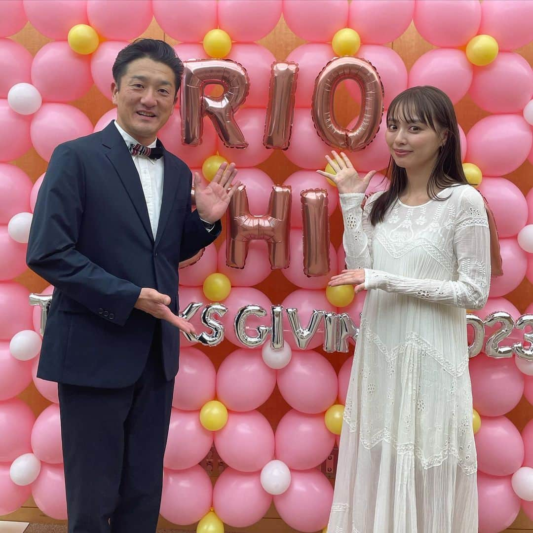 菊地智義のインスタグラム：「『内田理央ファン感謝祭2023』 内田理央ちゃんの魅力はオールラウンダーで何でも出来る“パーフェクトだーりお”だということなんです。  私は彼女を説明する時にスラムダンク“山王工業超高校級プレイヤー河田雅史”のシステムだと常々言って来ました。 イマイチ伝わらないことが多かったのですが、スラムダンク大ヒット後の今なら伝わるはず！ 河田雅史は高校入学してから3年生になるまでに身長が25cm伸び、その度に変わるポジションの経験を経て“大きいのに上手い”というパーフェクトプレイヤーになったのです。  それこそがだーりおちゃんなんです！  抜群の可愛さでグラビアアイドルとしてデビューし、人間味溢れるガッツでバラエティの場でも活躍し、スタイルの良さを活かしモデルとしての地位も確立し、その経験を踏まえて俳優業でも数々の名作を生み出している。 そしてYouTubeなどの個人SNSではヲタ心をくすぐる自身の趣味などを発信し、更なる高みに登りつつある。 内田理央とはそんな素敵な人なんです！  感謝祭の流れもあり改めて文字で簡潔にお伝えしました。 これで右大臣としての仕事は出来たと思います笑  大統領！ 今年もアットホームで楽しいイベントありがとうございました。 そして、 だーりお共和国の皆さんありがとうございました！ #内田理央 #だーりお #だーりお共和国 #大統領 #文化放送メディアプラスホール #キクチウソツカナイ #右大臣」