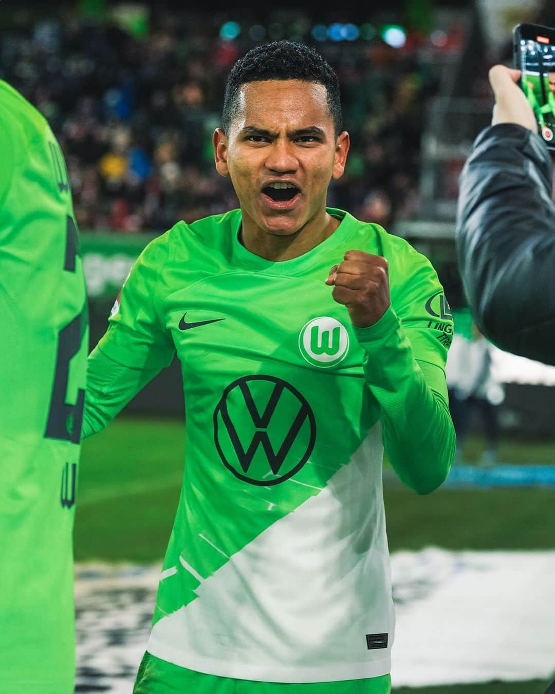 VfLヴォルフスブルクのインスタグラム：「Glückwunsch zum ersten Tor für unsere Wölfe, @6rogerio! 🙌  #vflwolfsburg #bundesliga #immernurdu #wobrbl」