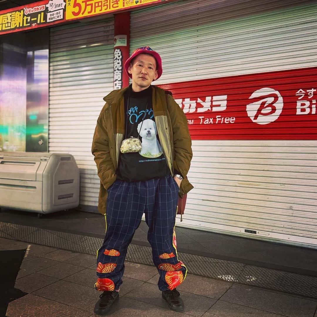 市川刺身さんのインスタグラム写真 - (市川刺身Instagram)「今日の服装。 渋谷でライブの日。  朝の寒さにやられてUNIQLOの超極暖ヒートテックに中野ロープウェイのスウェットに黒BENZで購入したコート。 MKMのちょきんぎょズボン。 十四才で購入したハットに黒のasicsで金のがま口とyorozuのバッグ。  渋谷でライブを終えて帰り際に新宿で、やさしいズのタイさんとウィンドウショッピングして飲みに連れて行って頂いて帰りに撮りました。 11/29の市川刺身のお造りライブどうか頼みますね。 とても良いメンバーで楽しいので。 タイさんありがとうございます。  #今日の服装 #ファッション #古着 #やさしいズ #新宿 #ちょきんぎょ」11月27日 0時25分 - soitsudoitsu