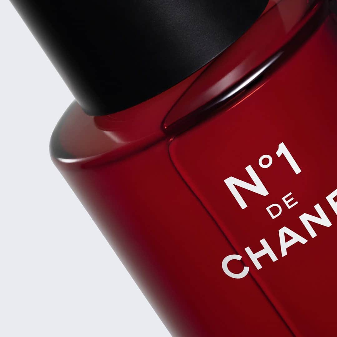 シャネルのインスタグラム：「The N°1 DE CHANEL revitalizing serum. This serum is unlike any other skincare product. Enriched with red camellia extract, one drop every morning and evening is all that is needed to boost the skin's vitality.   N°1 DE CHANEL. BEAUTY AHEAD OF TIME.  #redcamellia #N1DECHANEL #BeautyAheadOfTime #CHANELSkincare」