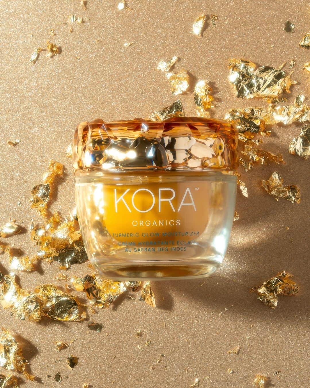KORA Organicsのインスタグラム：「Your ultra-hydrating skin essential for brighter, glowing skin—Turmeric Glow Moisturizer blends turmeric, licorice + shea butter to visibly smooth, plump and firm your skin, leaving behind a radiant glow 💫  Plus it contains nutrient-rich oils that nourish + brighten, while minimizing the appearance of hyperpigmentation, fine lines + wrinkles.  Save 25% on skin essentials like Turmeric Glow Moisturizer for two more days 💛」