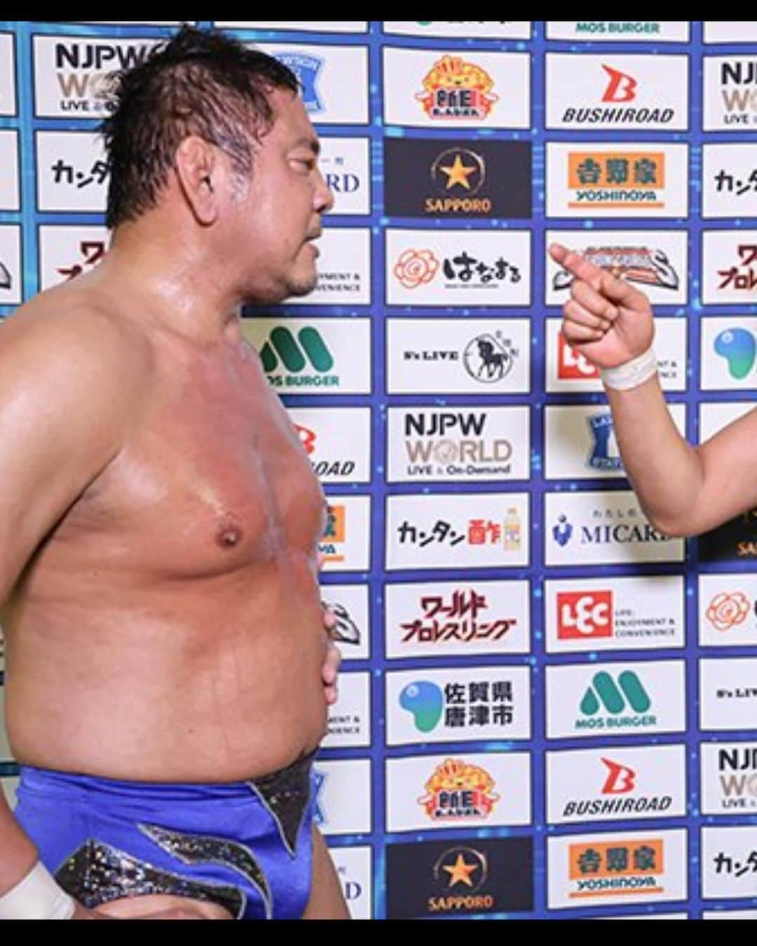 永田裕志のインスタグラム：「本日の郡山大会#njwtl  公式戦ではまたも敗戦。  試合後は本日も相方からお説教され、心身共に傷ついた身体を引きずりバスにて帰京。  移動途中に絶対SAにて食事休憩があると信じて晩飯は要らないと女房に告げて自宅を出たのが運の尽き。  帰宅途中にコンビニで飯を買い込み、帰宅してただいまと言うと、うあぁぁぁと女房からの返事‼️  まずは風呂に入るとすっかり冷め切った湯船だったので、追い焚きしながら入浴しましたが、結局身体が温まる前に出てしまいました。  よく冷えたハイボールを飲みながらコンビニで買った飯を食い終えて、今は一息ついてます。  プロレスラーはコンビニ飯なんか食ってはダメだと世間から言われるようですが、コンビニ飯食べてとても美味しいと感じる私はプロレスラー失格なのでしょうか⁉️  #njwtl も残り二週間、最後まで全力で戦って世間にプロレスラー永田裕志を見せつけてやる所存であります。  #njpw #永田裕志  (この話は一部フィクションの部分がありますが、ほぼ実話でございます笑)」