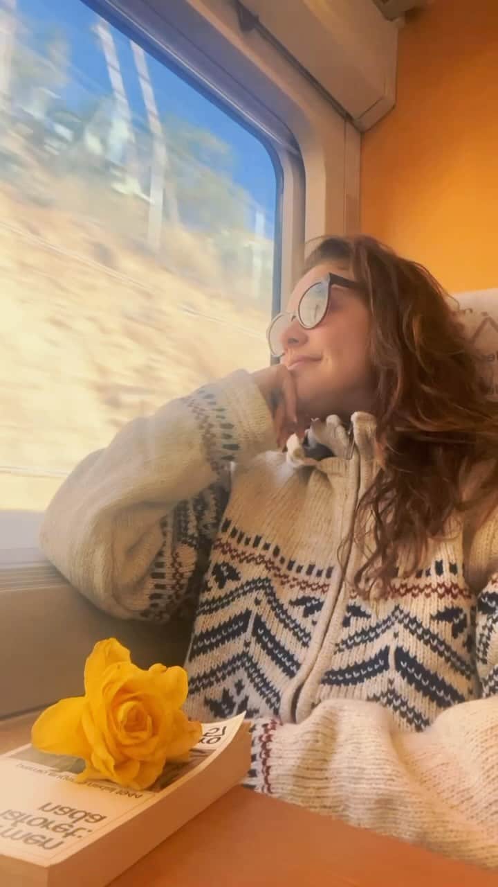パロマ・バーナーディのインスタグラム：「E o coração !?   Esse trem de passageiro! Cuja a estação,meu bem… É o mundo inteiro! ♥♡ @poesianofiltro   Quiero caminar tranquilamente! ✈ ⛐  Cruzando (mi) frontera a campo abierto!   @ailmadrid sigo estudiando y rompiendo fronteras, vale!? Vale mucho! 📚@mimo_viagens @mayte.scaravelli」