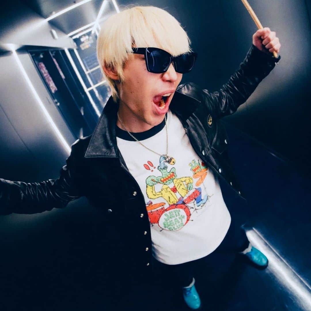 ジェットセイヤのインスタグラム：「‼️JETT SEIYA & DRUMUTANT‼️ ドラミュータントくんTシャツの新作ができたぞー✒️🎨🔥 @loveandspacepeace  BASEで絶賛販売中!! #JETTBEATCLUB #JETTSEIYA #DRUMUTANT #DRUMMONSTER photographer @renzo1101」