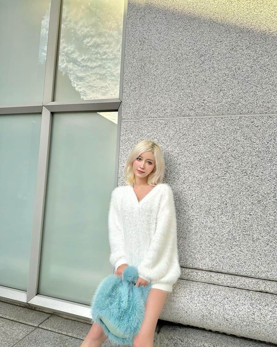 美咲あいりさんのインスタグラム写真 - (美咲あいりInstagram)「🍁 ⁡ ⁡ ⁡ ⁡ 試すたび　好きが見つかる　届くたび　好きが増えてく✨ ⁡ ⁡ ⁡ 🔸 zIpper up hooded puffer coat   25018392 🔸drop shoulder & Knit Pants Sweater   24275123 ⁡ 🔸V-neck fluffy knitwear sweater   2948240 🔸patch pocket snow boots   23897697 🔸fur bag   25111781 　 ⁡ 1～5999円まではセール価格より15%OFF 6000円以上は20%OFF♡ 利用期限：12月末まで ⁡ ⁡ Coupon codo 【 EBSJP350 】 ⁡ ⁡ ⁡ @shein_japan @sheinofficial  #SHEINGoodFinds#SHEIN冬の感謝祭#SHEINforAll #loveshein #ad #saveinstyle #神宮外苑 #イチョウ並木」11月27日 0時39分 - misakiairi