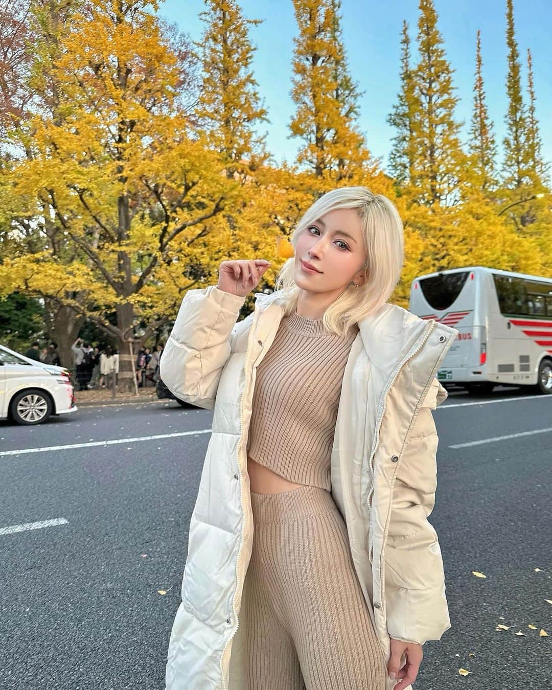 美咲あいりさんのインスタグラム写真 - (美咲あいりInstagram)「🍁 ⁡ ⁡ ⁡ ⁡ 試すたび　好きが見つかる　届くたび　好きが増えてく✨ ⁡ ⁡ ⁡ 🔸 zIpper up hooded puffer coat   25018392 🔸drop shoulder & Knit Pants Sweater   24275123 ⁡ 🔸V-neck fluffy knitwear sweater   2948240 🔸patch pocket snow boots   23897697 🔸fur bag   25111781 　 ⁡ 1～5999円まではセール価格より15%OFF 6000円以上は20%OFF♡ 利用期限：12月末まで ⁡ ⁡ Coupon codo 【 EBSJP350 】 ⁡ ⁡ ⁡ @shein_japan @sheinofficial  #SHEINGoodFinds#SHEIN冬の感謝祭#SHEINforAll #loveshein #ad #saveinstyle #神宮外苑 #イチョウ並木」11月27日 0時39分 - misakiairi