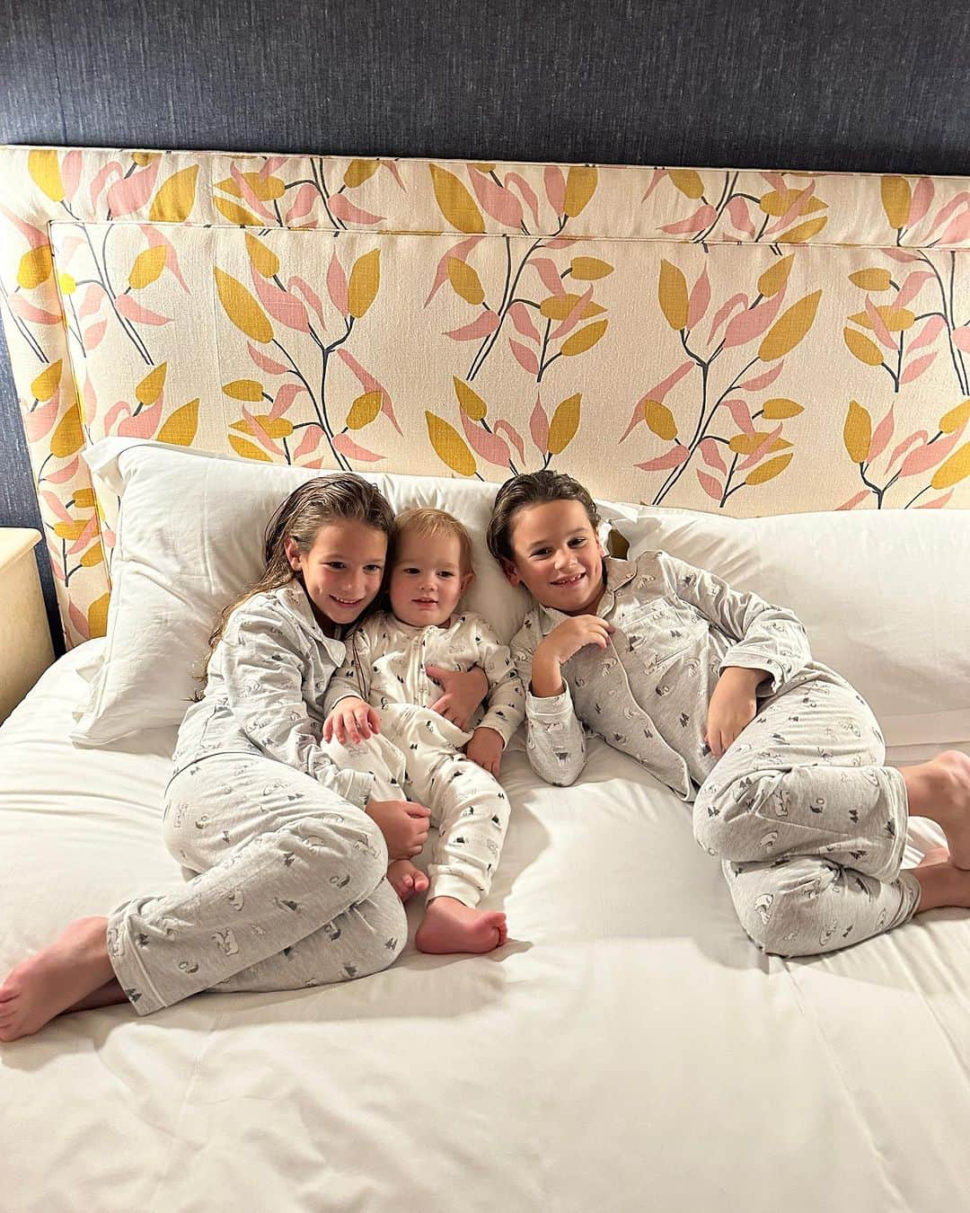 サム・フェアーズさんのインスタグラム写真 - (サム・フェアーズInstagram)「Life recently in our Family Christmas PJ’s now available in Tesco! 🎄🥰 They’re so comfortable and wash up lovely. We use organic cotton ☺️ ps the baby sleep suits come in a pack of 2 💝 @tescofood @fandfclothing @knightleyadventures #mybrand」11月27日 0時42分 - samanthafaiers