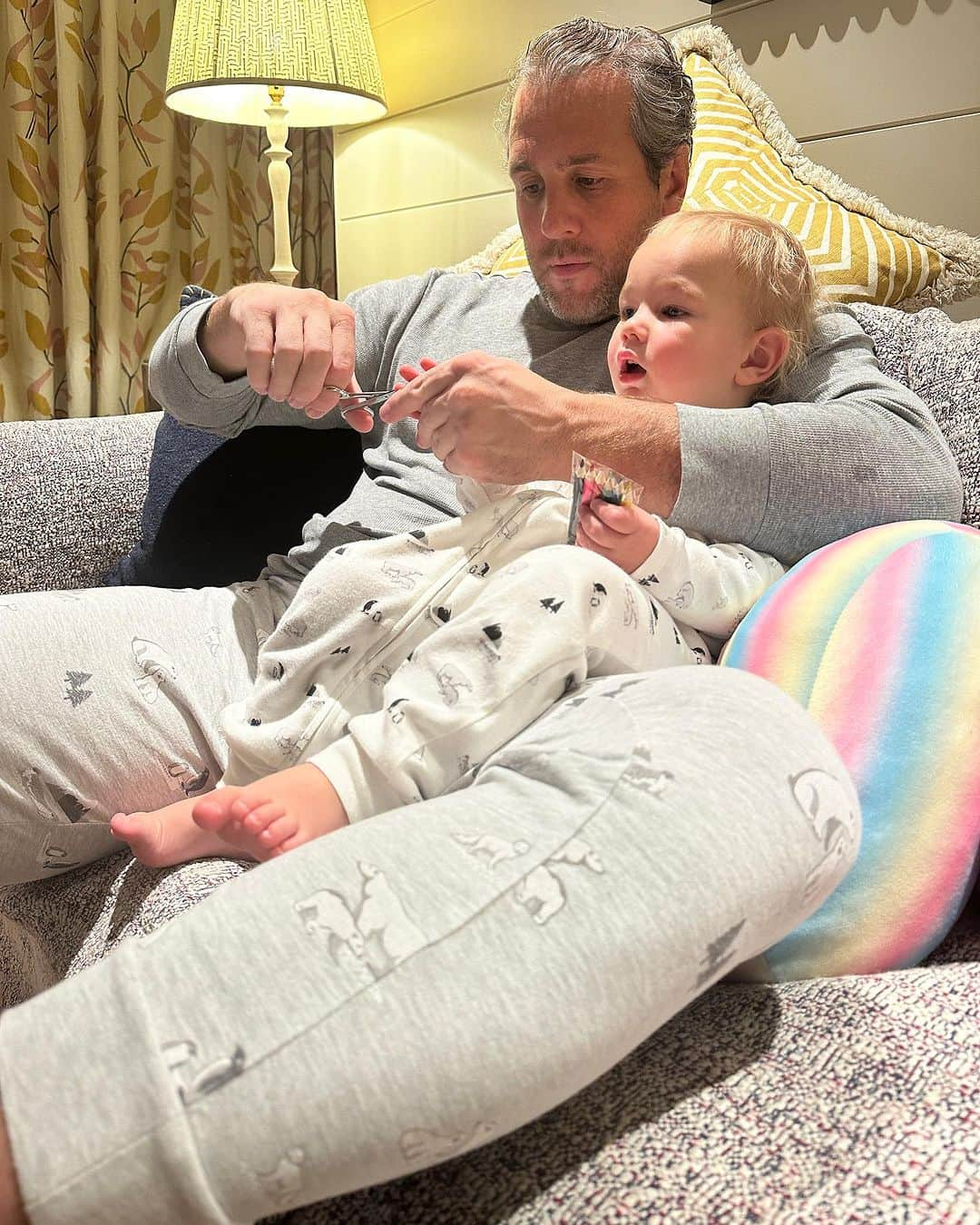 サム・フェアーズさんのインスタグラム写真 - (サム・フェアーズInstagram)「Life recently in our Family Christmas PJ’s now available in Tesco! 🎄🥰 They’re so comfortable and wash up lovely. We use organic cotton ☺️ ps the baby sleep suits come in a pack of 2 💝 @tescofood @fandfclothing @knightleyadventures #mybrand」11月27日 0時42分 - samanthafaiers