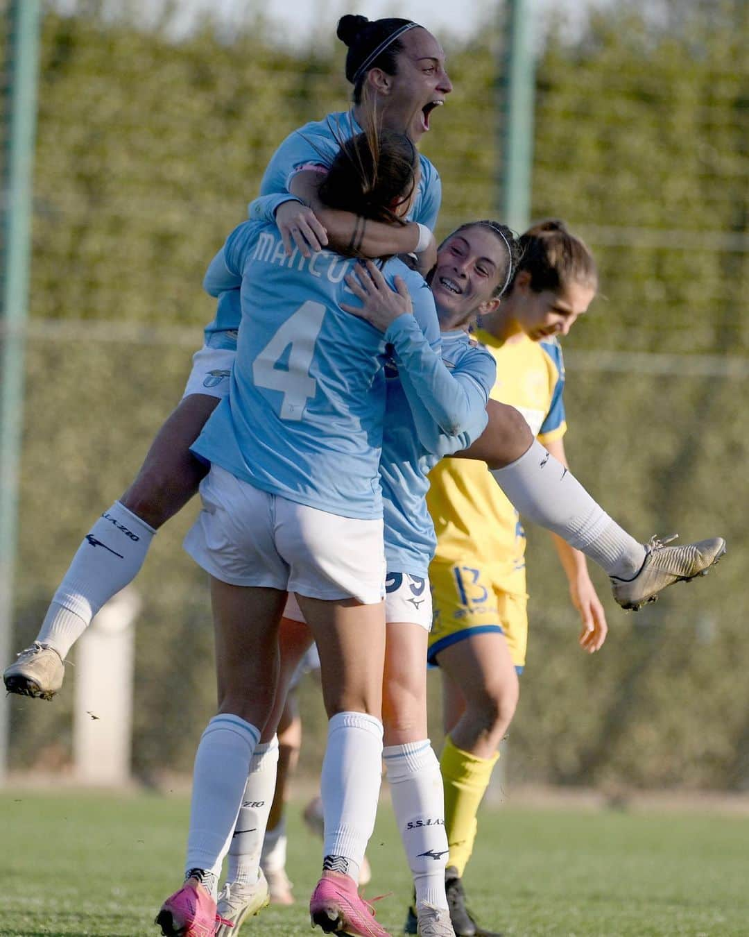 SSラツィオさんのインスタグラム写真 - (SSラツィオInstagram)「🙌 La #LazioWomen torna alla vittoria! Poker al Chievo, in gol Castiello, Gomes, Mancuso e Palombi!  #SerieBFemminile 🇮🇹」11月27日 0時52分 - official_sslazio