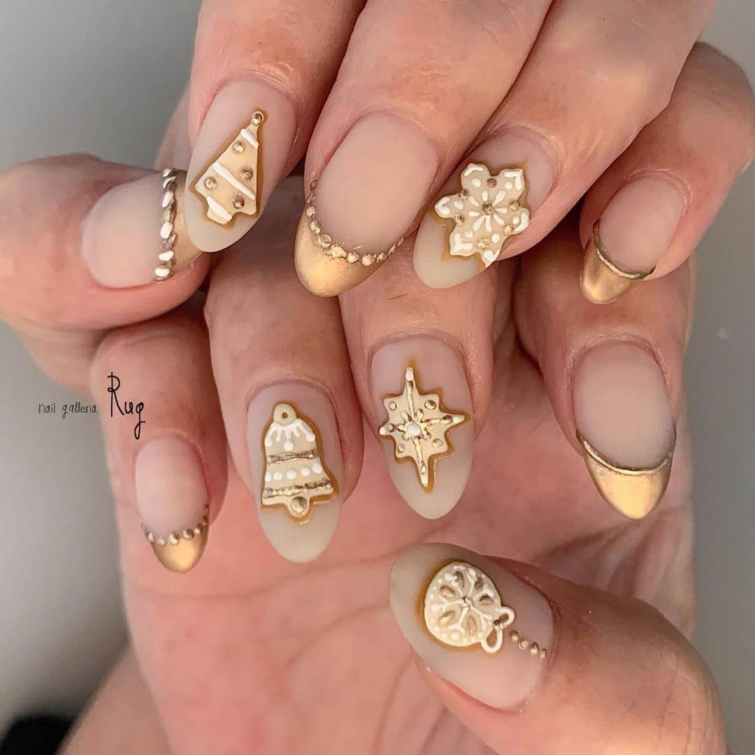 aoki_nailのインスタグラム：「Icing Cookies🍪  メタル×マット そして 立体とマット💫  メタリックが 派手になるか 心配な方は マット仕上げにすると ふんわり肌馴染みもよく おすすめ。 メタルとマットの質感 かわいいです♡  いつもありがとうございます💫  nailgalleria  Rug〈ラグ〉 大阪市北区中崎西2-6-3  #nailstagram #japanesenailart #nailswatch  #クリスマスネイル#naturalnails #ショートネイル #naildesign #ネイルデザイン #冬ネイル  #クリスマスコーデ #サンタネイル #likeforlike #xmasネイル# #キャラネイル#2023aw#クリスマスデザイン #christmasnail#rugxmassample」