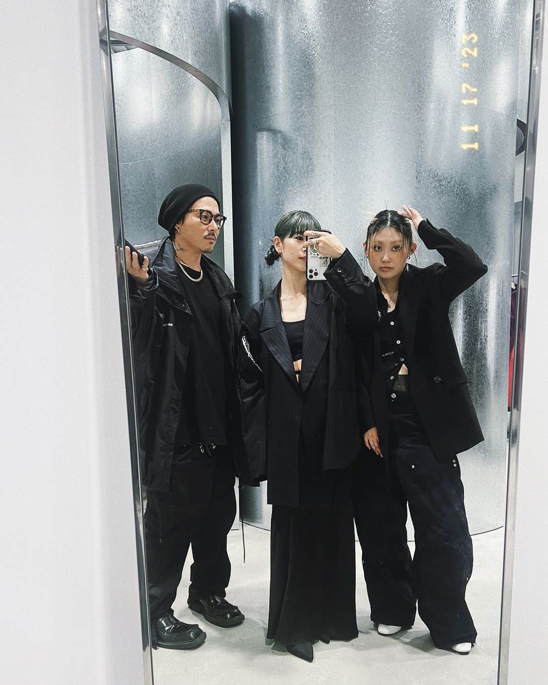 能瀬 皓次/原宿店 ALBUMのインスタグラム：「LOWEのスタイリスト達🕊 みんな長年一緒に頑張ってくれてる自慢のスタイリスト達🕊 見た目はみんな強めでとっつきにくいけど、だけど、本当にファッションが好きで、髪が好きで目の前のお客様に常に本気で向き合って、本当は優しくてお客様思いで、それに伴ってどんどん数字も伸びて来て嬉しい☺️ 年内予約もほぼ埋まってしまったので予約が取れないときや、カラーのみのお客様は是非一度LOWEスタイリストに任せてください🙇🏻  なかなかみんなで写真撮ることないから嬉しくて載せたくなってしまいました、、、髪と関係ないことですみません🙇🏻  #美容師」
