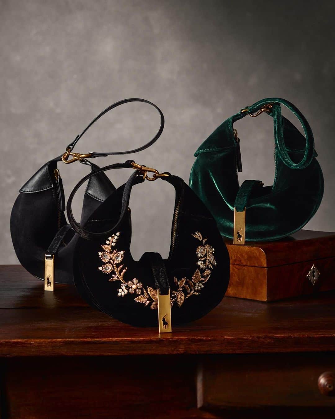 Polo Ralph Laurenさんのインスタグラム写真 - (Polo Ralph LaurenInstagram)「The #PoloIDCollection Mini Shoulder is reimagined for the holidays in soft suede and velvet with gold-stitch floral embroidery.   Shop #PoloRalphLauren accessories via the link in bio.   #RLGifts #RLHoliday #PoloRLStyle」11月27日 1時00分 - poloralphlauren