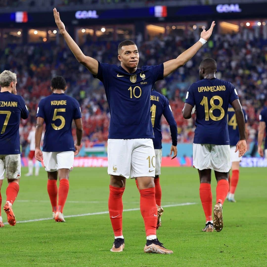 FIFAワールドカップのインスタグラム：「Some of the world's best finishers were doing what they do best #OTD one year ago! 🇫🇷🇵🇱🇦🇷  #FIFAWorldCup #Qatar2022 #Mbappe #Lewandowski #Messi」