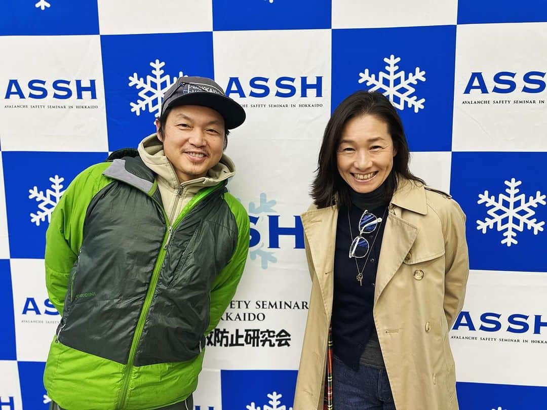 伊達公子のインスタグラム：「山でお世話になっているガイドさん塚原さん @namaranokuni が東京で講演をするということで行って来ました。 登山とスキーが楽しいこの数年の私ですが、 山が好きであればそれと同時に 雪崩の怖さを知ることの大切さと知識を学べて勉強になりました。  「雪崩から身を守るために」  第5回 講演会in 東京 青山学院大学山岳部・雪崩事故防止研究会による講演会。  「山岳ガイドの行動学 〜雪崩に遭わないために、そして雪崩から仲間を救うために〜」 塚原聡(雪氷災害調査チーム、日本山岳ガイド協会、 北海道バックカントリーガイズ)  #伊達公子 #kimikodate  #テニス  #テニスプレイヤー #tennis  #tennisplayer #2023年11月26日 #塚原聡  #講演会  #雪崩から身を守るために  #雪崩から身を守る講演会  #雪崩から身を守るためにin東京 #雪崩事故防止研究会」