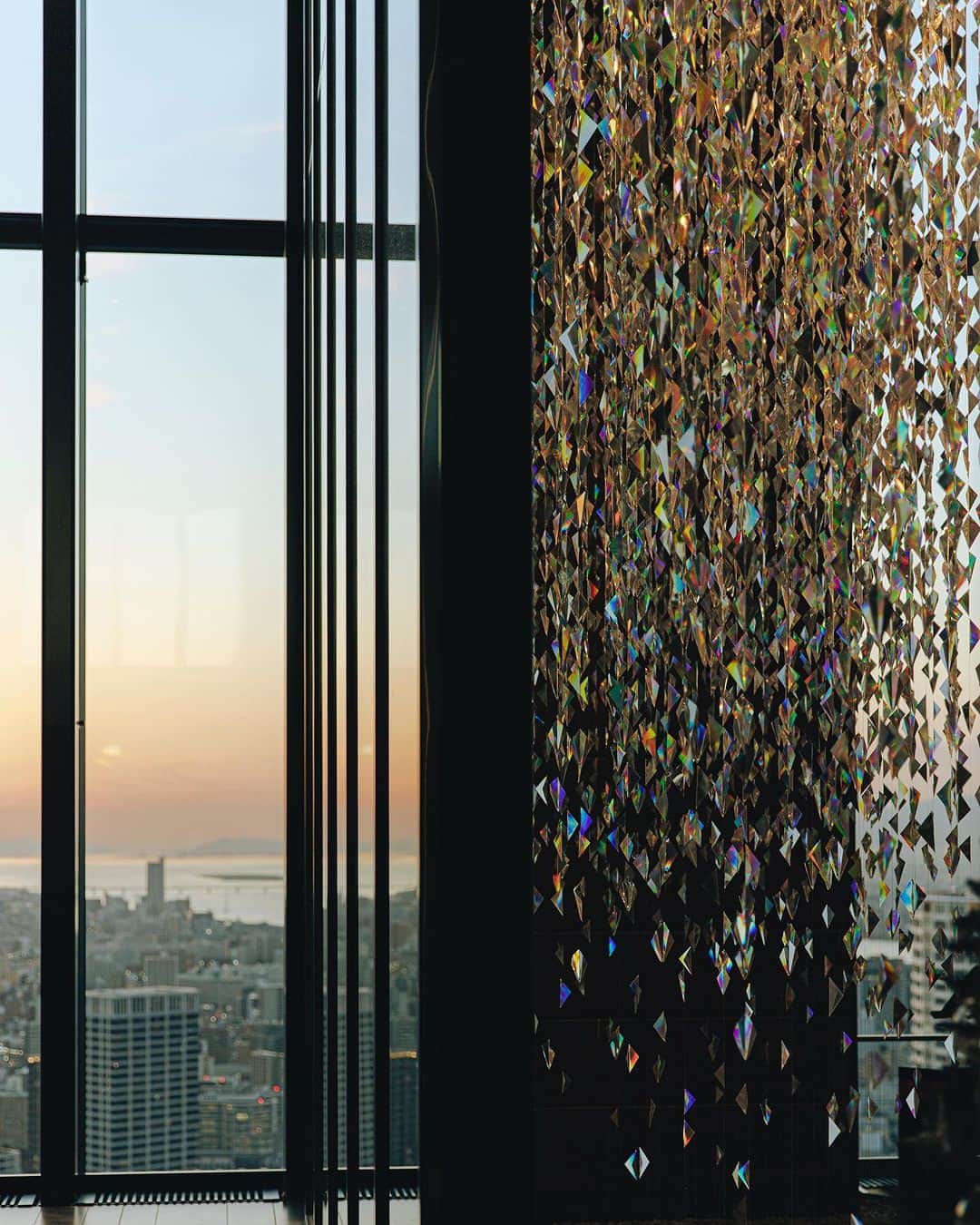 Conrad Hotelsのインスタグラム：「Art and urban scenery gracefully intertwine to create opulent moments, at @conradosaka.」