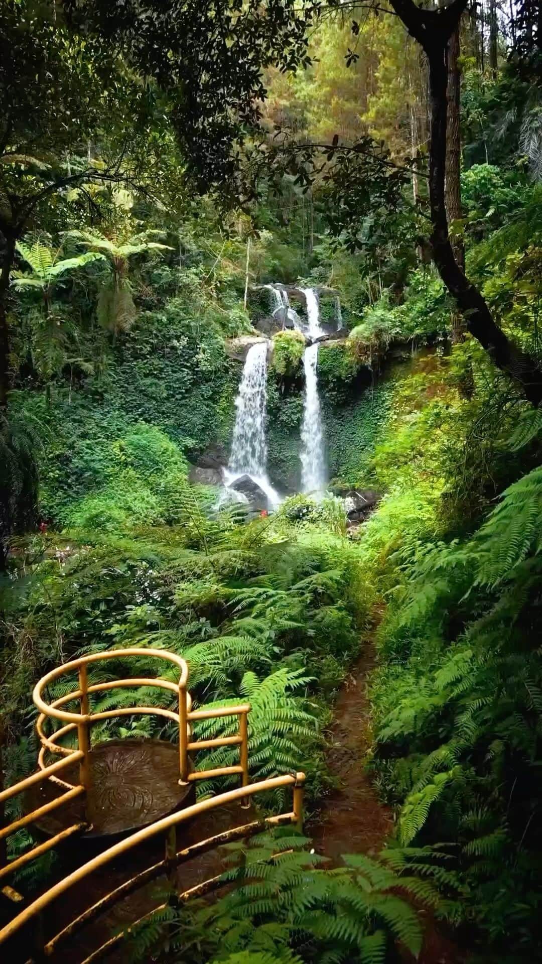 BEAUTIFUL DESTINATIONSのインスタグラム：「@iqbalxpangestu leads us through the enchanting trail to Air Terjun Grenjengan Kembar waterfall in Indonesia. 🌿 Surrounded by lush greenery, this hidden gem is best to visit during the rainy season to enjoy the waterfalls at their peak. 💦  📽 @iqbalxpangestu 📍 Air Terjun Grenjengan Kembar, Jawa Tengah, Indonesia 🎶 Wheeler - what was I made for (Instrumental)」