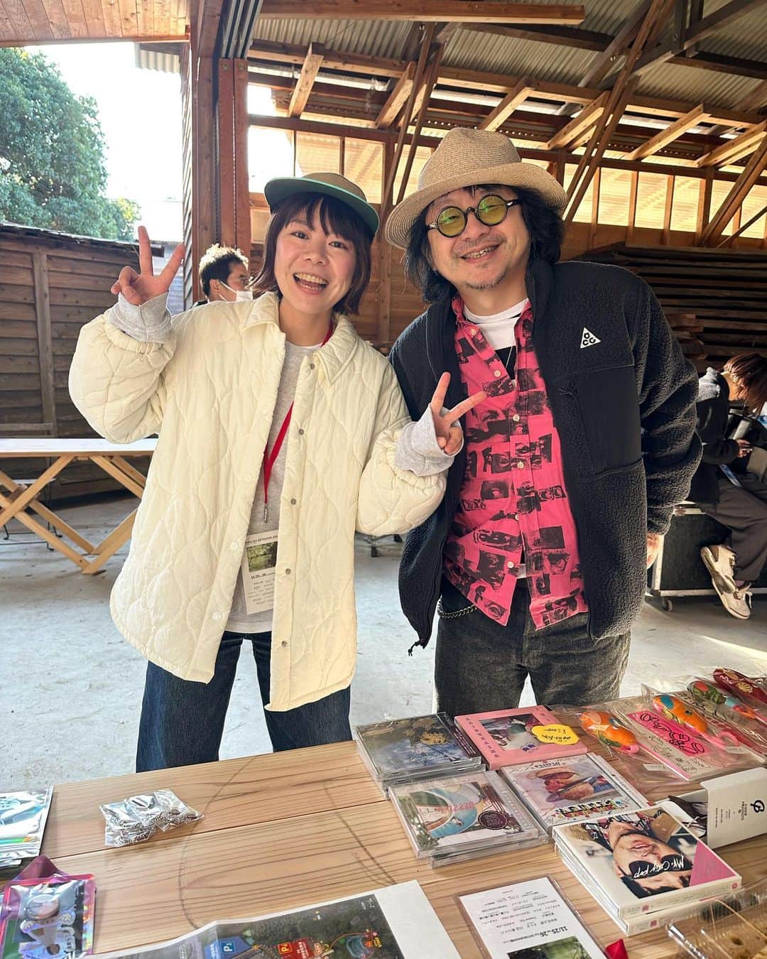 DJみそしるとMCごはんのインスタグラム：「KITOKURASで開催された島フェス「森編」に出演してきました！森の中にあるステージは池の上に浮いていて、水面に映った山の紅葉がとてもキレイでした🍁 朝早いライブにもかかわらず観に来てくださったみなさん、ありがとうございました！ @shimafes   かせきさんとも久しぶりに会えて嬉しかったです！今回は、歌詞を書いていただいた曲「夏とセンパイなんです」もライブで歌いました！🕶🍦 @kasekicider   はじめましての壱絶望少女ちゃんは、自分に絶望しながら曲作ったり刺繍したり絵を描いたりする女の子。絶望の泉から創作意欲湧き出まくり！お話できて楽しかったです🧟✨ @ichizetsuboushoujyo   ライブ後は『ウシオショコラトル』のしんやさんに案内してもらいながら、『ルーラルカプリ農場』の山羊チーズが添えられた絶品パスタを食べたり、『HIYORI WASANBON』で可愛くて繊細な和三盆を選んだり、『tann』で超かっこいい柄の包丁に出会ってしまったり（まさかフェスで包丁を買うことになるとは！！）、『一和堂工芸』で子どもが使いやすい漆のカトラリーとマグカップをお土産に買ったりしました✌️😆 @ushiochocolatl  @ruralcaprinefarm  @hiyoriwasanbon  @tanntosaknife  @ichiwado_kogei   いやー、大・満・喫！最高の香川遠征になりました！ 呼んでくださり、本当にありがとうございました！ また来れたらいいなぁ！」