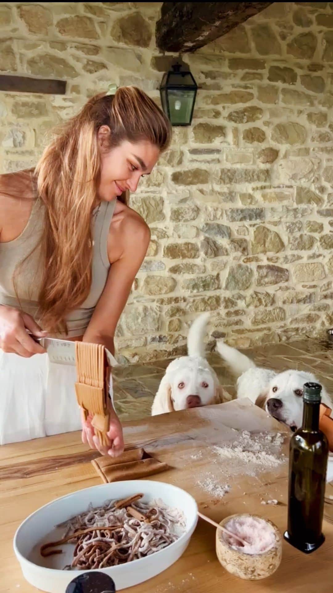 シェイナ・テイラーのインスタグラム：「Join me on a culinary journey through a day that keeps me feeling vibrant and nourished this fall. 🍂   Mornings are a time for renewal, and I kickstart my day with the elixirs of life. A comforting mug of bone broth sets the tone, followed by zesty ginger shots with a drizzle of olive oil and a splash of lemon – it’s like a sunny wake-up call for my body!    As the world awakens, I savor the moment with a frothy matcha latte – the earthy goodness of green tea gives me the energy I need to embrace the day. To start my day off right, I make one of my favorite fall smoothies, the homemade pumpkin pie smoothie. When noon arrives, I take a breather at a cozy café and dive into a fall harvest bowl, brimming with nature’s bounty. Every bite is a celebration of the season, a mosaic of flavors, colors, and textures.    For that afternoon pick-me-up, I turn to a delightful chocolate chia pudding. It’s a simple yet indulgent treat, and the tiny seeds are like little bursts of energy and vitality. Throughout my day, I developed lots of recipes, such as this Fagioli All’Olio with roasted pumpkin and crispy sage— a new recipe online now! So, lucky me, this was my diner. As the day winds down, I like to cozy up with a soothing herbal tea. It’s a chance to reflect, unwind, and appreciate the beauty of the present moment.   Join me on this flavorful journey of fall, where every bite and sip is a reminder to nourish your body and savor the season. Planning on buying my beloved matcha? Shop now on sale at shaynaskitchen.com!」