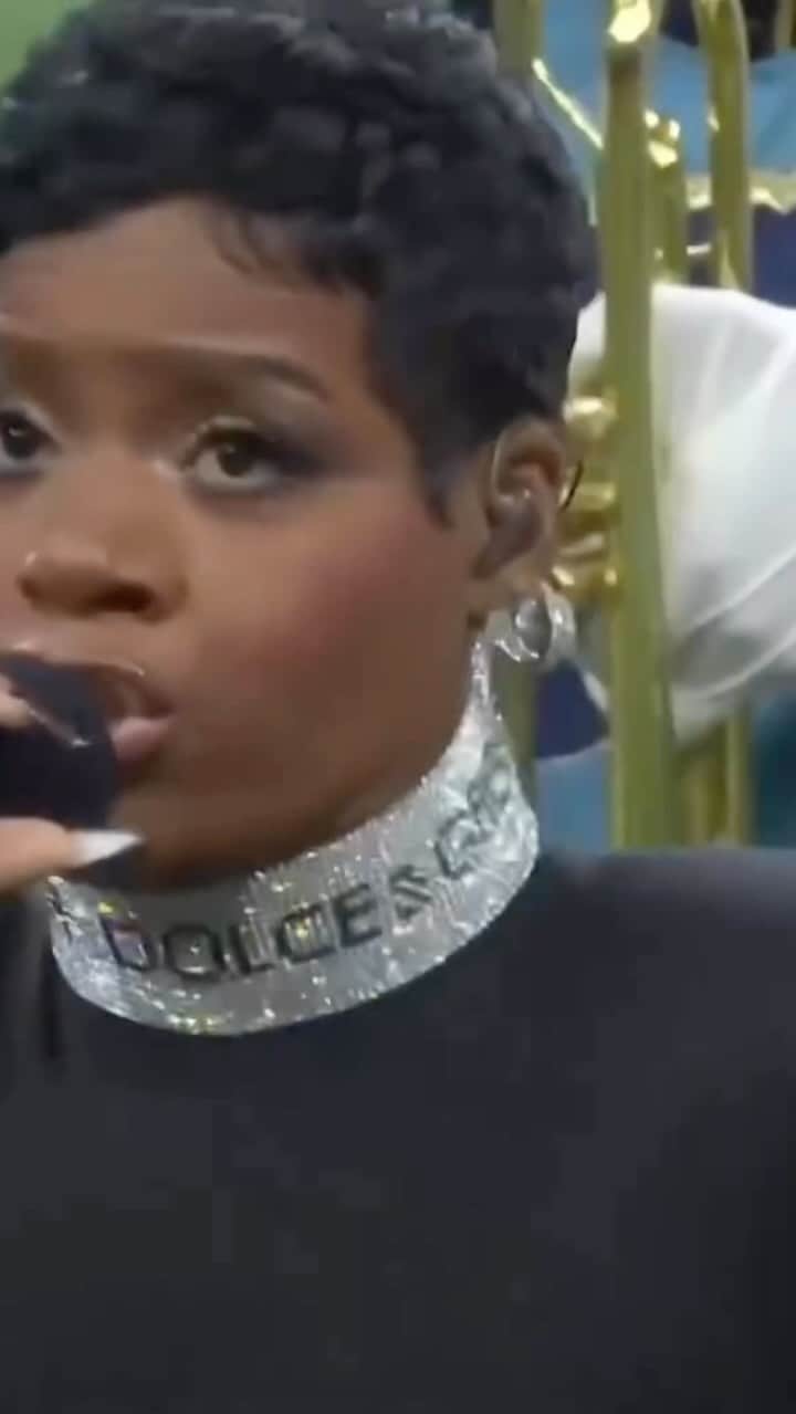のインスタグラム：「We ALL know her as a soul singer because EVERYTIME she opens her mouth to sing we are getting so much of HER soul!!!!!! (And the mic is ALWAYS ON PERIOD 🤏🏾). That is what gives us goose bumps and chills.  WELL…..Y’ALL BETTER GET READY FOR HER ACTING ON THE BIG SCREEN because WHEN I TELL YOU SHE IS GOING TO GIVE YOU CHILLS AND GOOSEBUMPS AS CELIE in the new reimagining of @thecolorpurple ‼️I am so proud of you @tasiasword You are the Celie to my Shug for ever 💜💜💜🙏🏾🙏🏾🙏🏾💋💋💋 @thecolorpurple movie IN THEATERS THIS CHRISTMAS DAY.  #Repost from @blackwomenslivesmatter • #Fantasia and the Southern University marching band.」