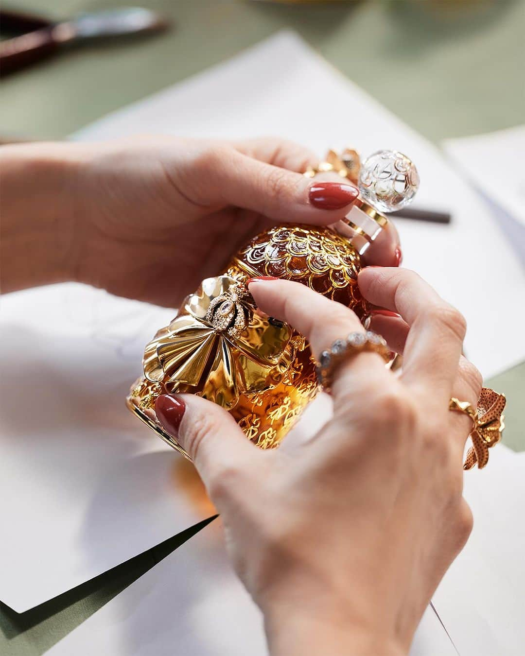 ゲランのインスタグラム：「Inspired by nature and the opulence of the East, jeweller Begüm Khan exquisitely reinterprets Imagine Guerlain for the holiday season. Discover the secrets of Begüm Khan’s Exceptional Pieces at guerlain.com. — @begumkhan  #GuerlainXBegümKhan #BeelieveInFantasy #FragranceCollection #HolidayCollection #SavoirFaire #IconicPerfume #ExceptionalPiece」