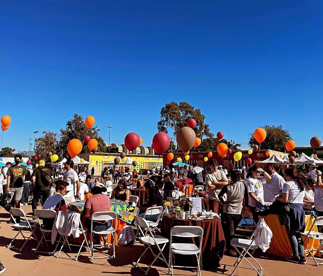ニア・ヴァルダロスのインスタグラム：「One last Thanksgiving post before we jump hard into the🎄 season. Our family has been fortunate to work with @bigsundayorg in Los Angeles for over a decade.  Companies and people donate, then volunteers put in many hours to make these food baskets and get them to people in need. There are many other volunteer opportunities and donation links too on the page of @bigsundayorg 🥘 🦃 🥗 🌽 🥔 Happy Holidays everyone!!」