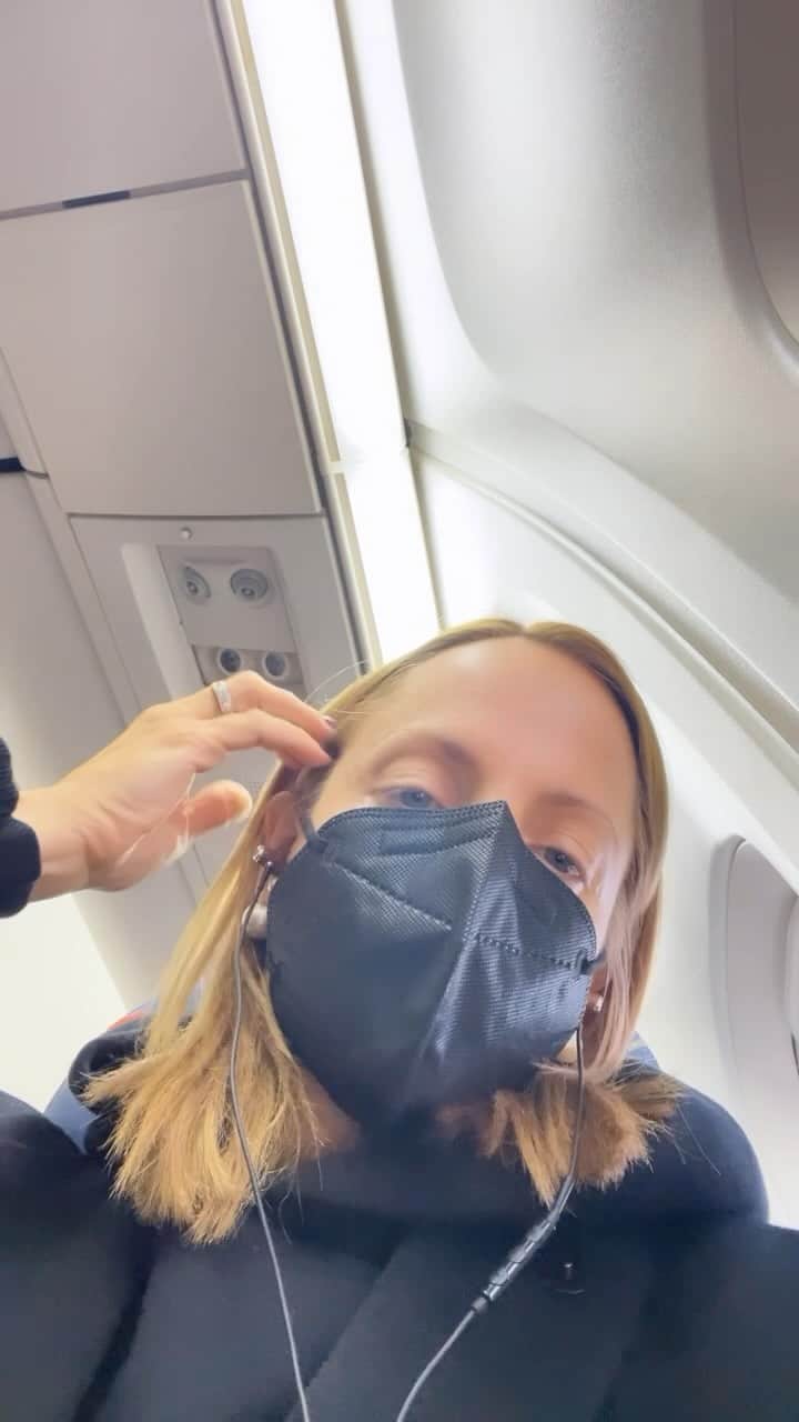 ミーナ・スヴァーリのインスタグラム：「Well here we go again ✨🛫🌤️🛬✨」