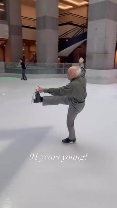 Skate Canadaのインスタグラム：「91 years young and gliding with grace ✨ __________________  Tout est possible, même à 91 ans ✨  🎥 @theadultskater」