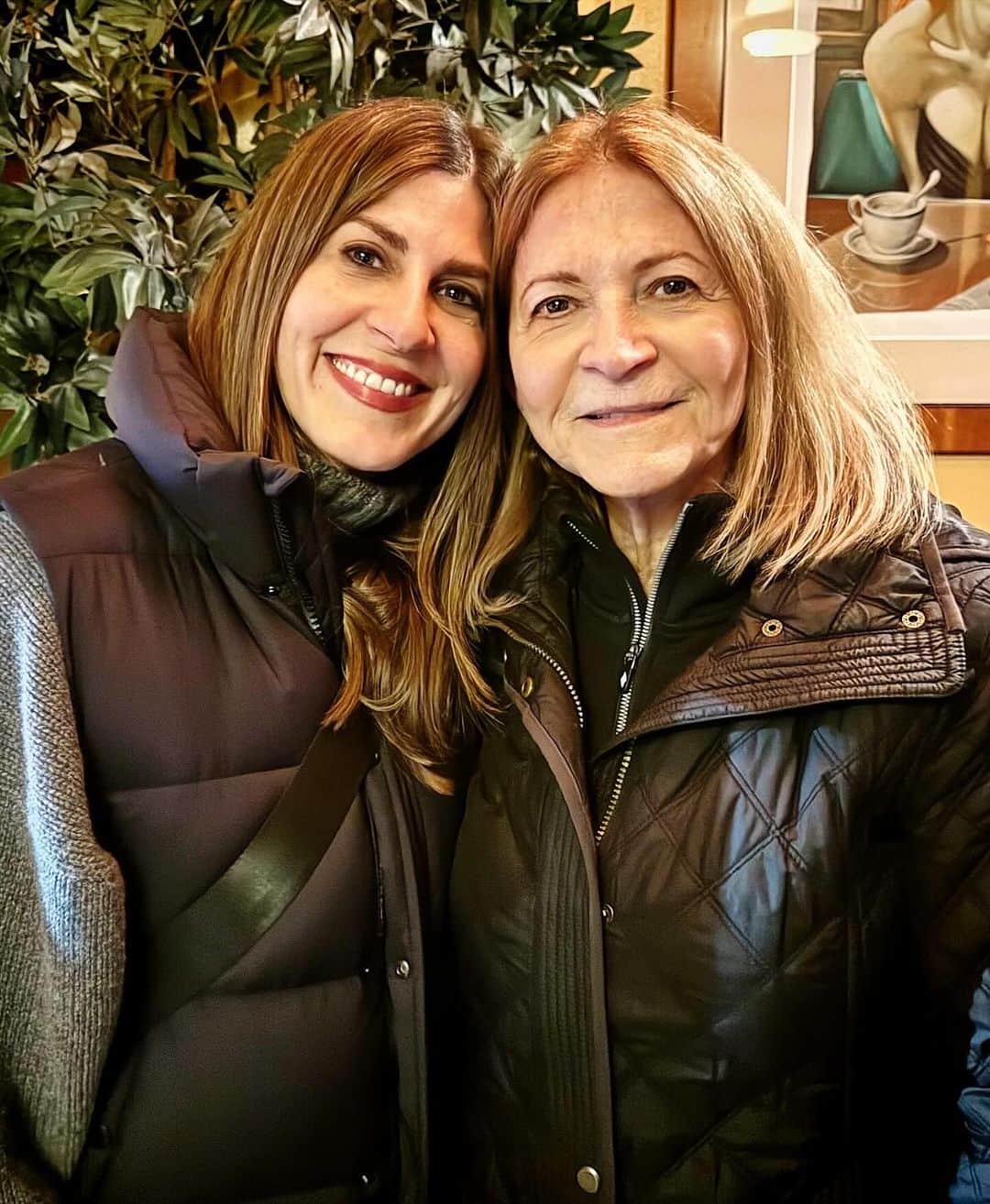 Ilana Wilesさんのインスタグラム写真 - (Ilana WilesInstagram)「Some people don’t like sharing their birthday with a holiday, but I’ve always liked it. My mom has been organizing a Friday Thanksgiving for the last ten years, so my sister, my stepbrothers and I can all do Thanksgiving with our in-laws on Thursday with no conflicts. Then our family gets together the following night. That night doubles as my birthday party every year, which means I’m always surrounded by family on my big day (or very close to it) and I never have to plan it. I’m so thankful for you, Mom!」11月27日 1時12分 - mommyshorts