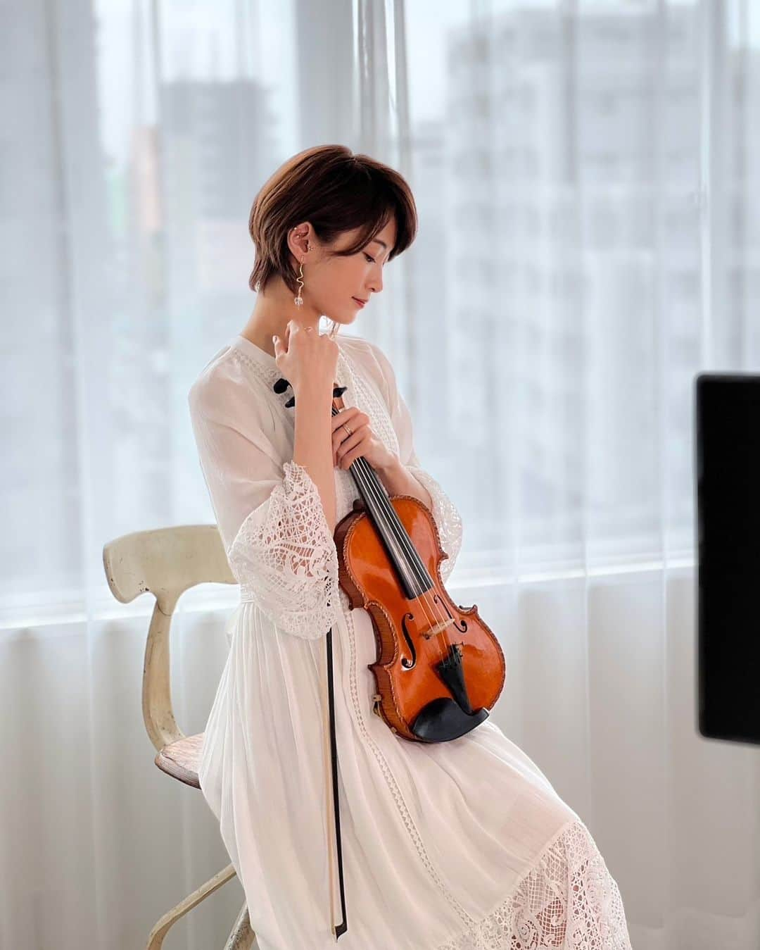 AYASAのインスタグラム：「🤍 このお写真気に入ってる🫶 バヨリン弾いてないけど🎻 #Ayasa #バヨリン弾き #violinist #violin #5弦バイオリン #gliga」