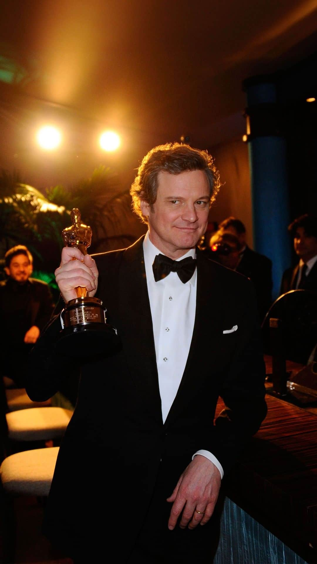 アカデミー賞のインスタグラム：「Colin Firth accepting the Oscar for Actor in a Leading Role for his performance as King George VI in ‘The King’s Speech.’  The film also won Oscars for Directing (Tom Hooper), Original Screenplay (Screenplay by David Seidler), Best Picture and was nominated for Actor in a Supporting Role (Geoffrey Rush), Actress in a Supporting Role (Helena Bonham Carter), Art Direction (Production Design: Eve Stewart; Set Decoration: Judy Farr), Cinematography (Danny Cohen), Costume Design (Jenny Beavan), Film Editing (Tariq Anwar), Original Score (Alexandre Desplat), and Sound Mixing (Paul Hamblin, Martin Jensen and John Midgley).」