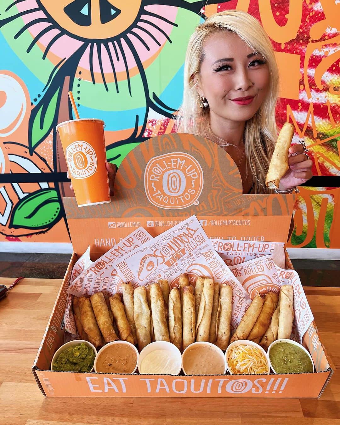 ライナ・ホワンのインスタグラム：「Can you do this? 25 taquitos in 15 minutes @jsrrestaurantgroup   Watch my video here —> https://youtu.be/JRQY0FGGhl0?si=3gFDeYvYXyRXylDJ」