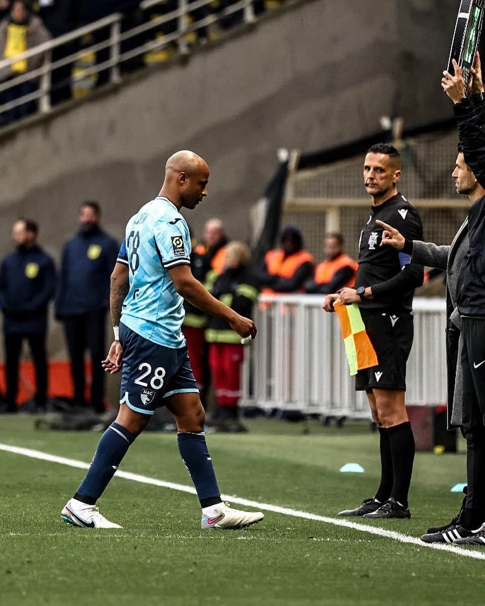 リーグ・アンのインスタグラム：「❌ Andre Ayew 🇬🇭 was sent off just few minutes after his debut with Le Havre... 🟥   #Ligue1UberEats」