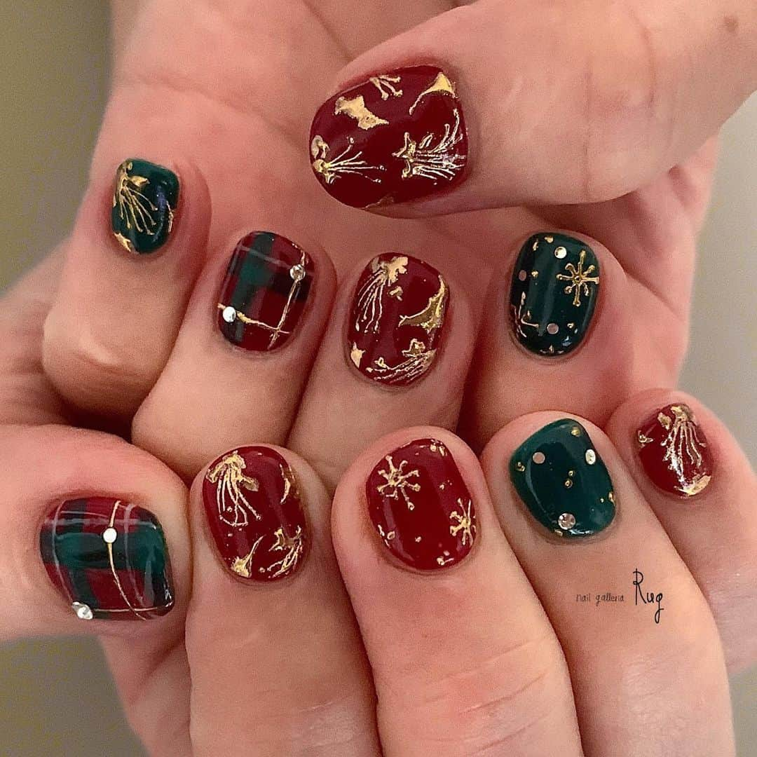 aoki_nailのインスタグラム：「・ タイガースの 優勝祈願を経て 振り幅大きく クリスマス仕様に チェンジ💫 この度は おめでとうございます👏  かわいいなと 思ってた 洋服の柄から クリスマス仕様に  ネイビーや ブラウンベースなら 普段使いにも◎◎です  いつもありがとうございます＊  nailgalleria  Rug〈ラグ〉 大阪市北区中崎西2-6-3  #nailstagram #japanesenailart #nailswatch  #クリスマスネイル#naturalnails #ショートネイル #naildesign #ネイルデザイン #冬ネイル #タイガースネイル #クリスマスコーデ #サンタネイル #likeforlike #xmasネイル# #キャラネイル#2023aw#クリスマスデザイン #christmasnail#rugxmassample#are#アレ#hpb_nail」