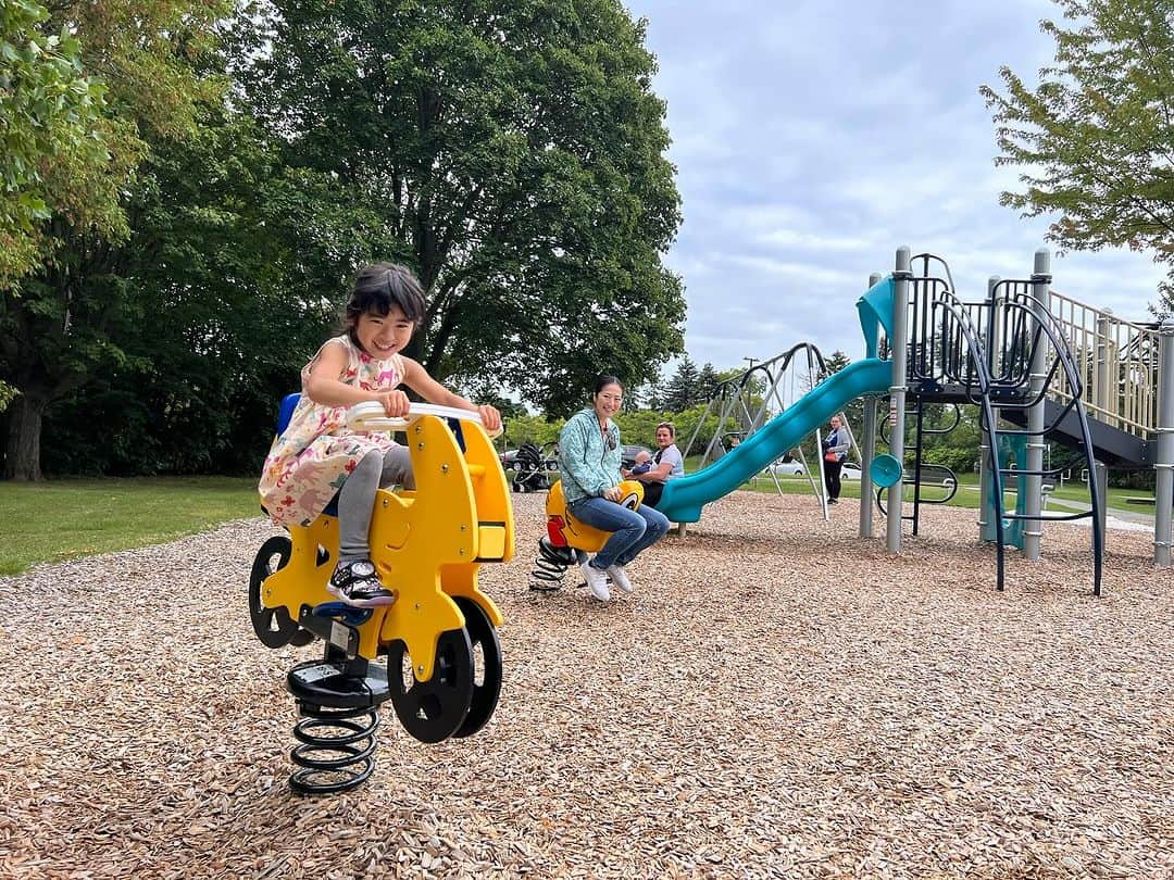 榎戸教子さんのインスタグラム写真 - (榎戸教子Instagram)「毎日通ったコーヒー屋さん。 子供フレンドリーな場所は本当にありがたいです。 カナダ・ミシサガ。 トロントから30分ほど離れた静かな町に3泊4日。  公園も多く、この街は人が優しい。 バスの運転手さんは、 娘を運転席に座らせてくれたり、 住宅街をあるいていると、 手招きして呼んでくれるお宅があったり。  旅は人との関わりに驚きます。  #世界一周 #canada #mississauga #trip #worldtraveler」11月27日 1時22分 - noriko_enokido