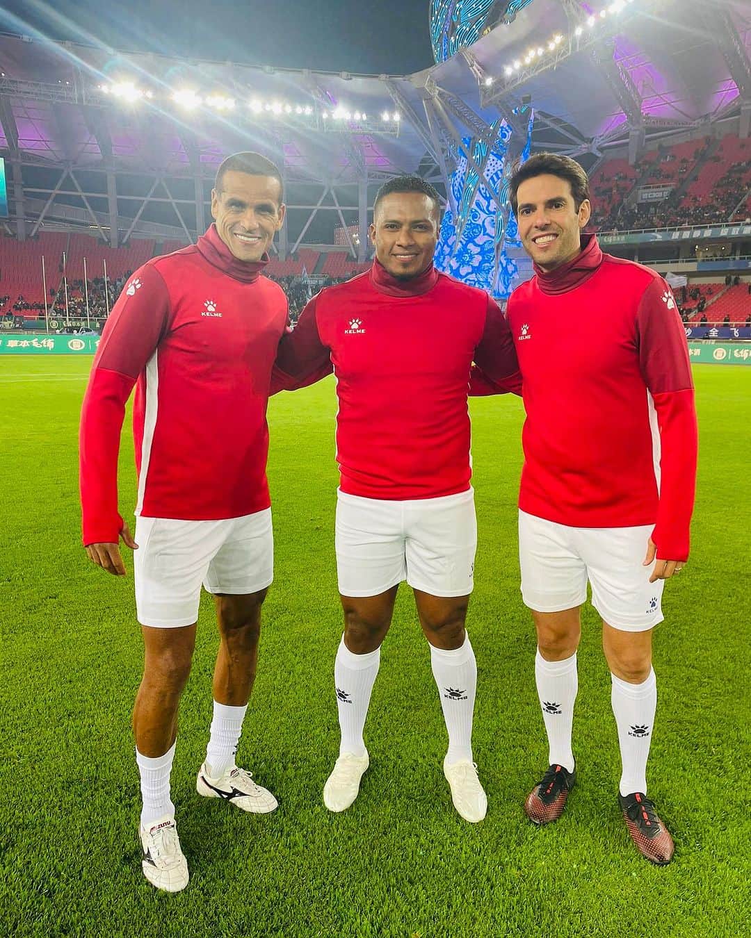 アントニオ・バレンシアのインスタグラム：「Gracias a Dios de permitirme estar con estas grandes personas y jugadores @rivaldo @kaka #Leyendas del fútbol mundial siempre agradecido a la ⚽️⚽️⚽️🇪🇨 🇧🇷」