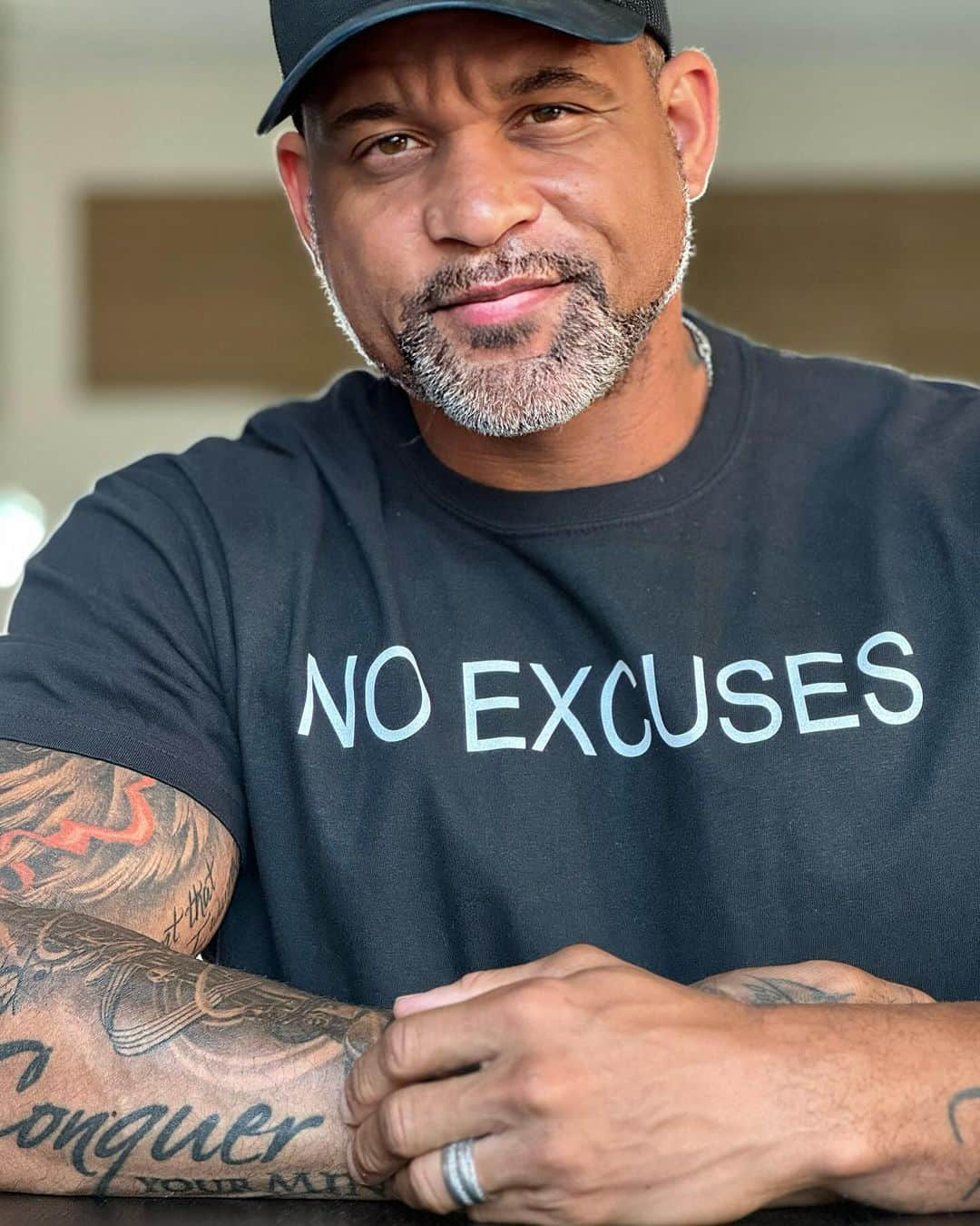 ショウン・トンプソンのインスタグラム：「🎙️ I don't want to come across as pressuring you, but when I use the phrase "No Excuses," my intention is to encourage you to evaluate your actions in relation to your goals. I want to help you recognize if you're capable of moving closer to your goal, but are consistently finding reasons not to do so. By doing this, you might be unintentionally creating a barrier of excuses that prevents you from progressing. To achieve what you want, it's important to understand your strengths, take action using those strengths, and ensure that your motivation for change outweighs the excuses that are keeping things the same. #digdeeper @shauntapparel」