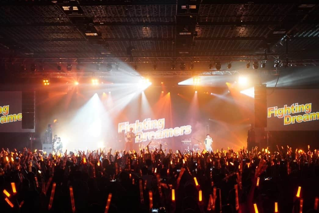 FLOWさんのインスタグラム写真 - (FLOWInstagram)「Thank you to everyone who came to FLOW's live show!  We will definitely come back to Singapore again!  Let's have fun together at the live show!  Use the tag #FLOW_JAPAN when you post your photos and videos!」11月27日 1時26分 - flow_official_japan