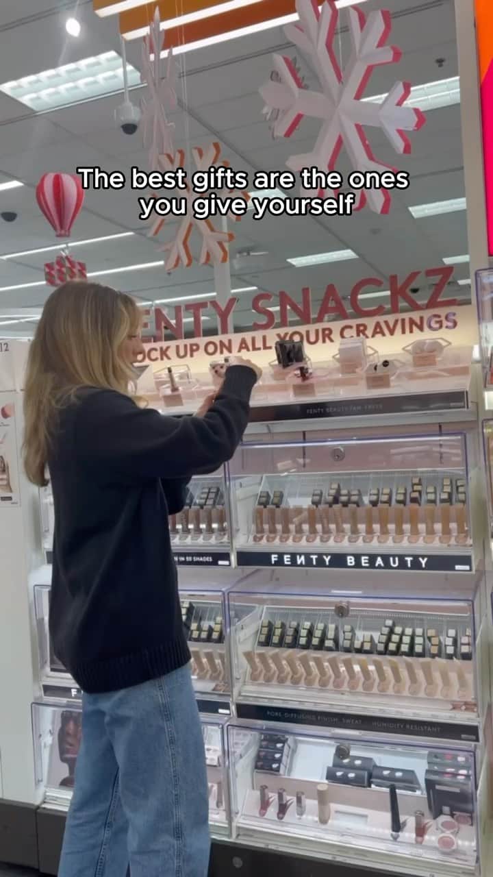 Target Styleのインスタグラム：「That day of week again 👀. An #UltaBeautyatTarget run to feel better. Link in bio for *exclusive* gift sets and holiday calendars! 🎄💄 @UltaBeauty @katwellington」