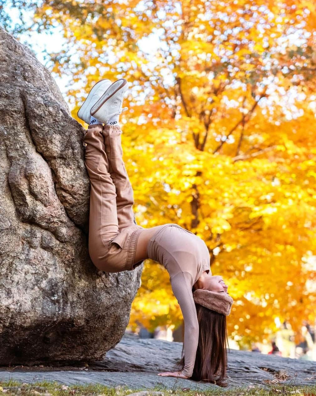 ALO Yogaさんのインスタグラム写真 - (ALO YogaInstagram)「take your practice outdoors 🍁 shop toasted almond at the link in bio - 30% off sitewide + 70% off sale 🤎」11月27日 2時00分 - aloyoga